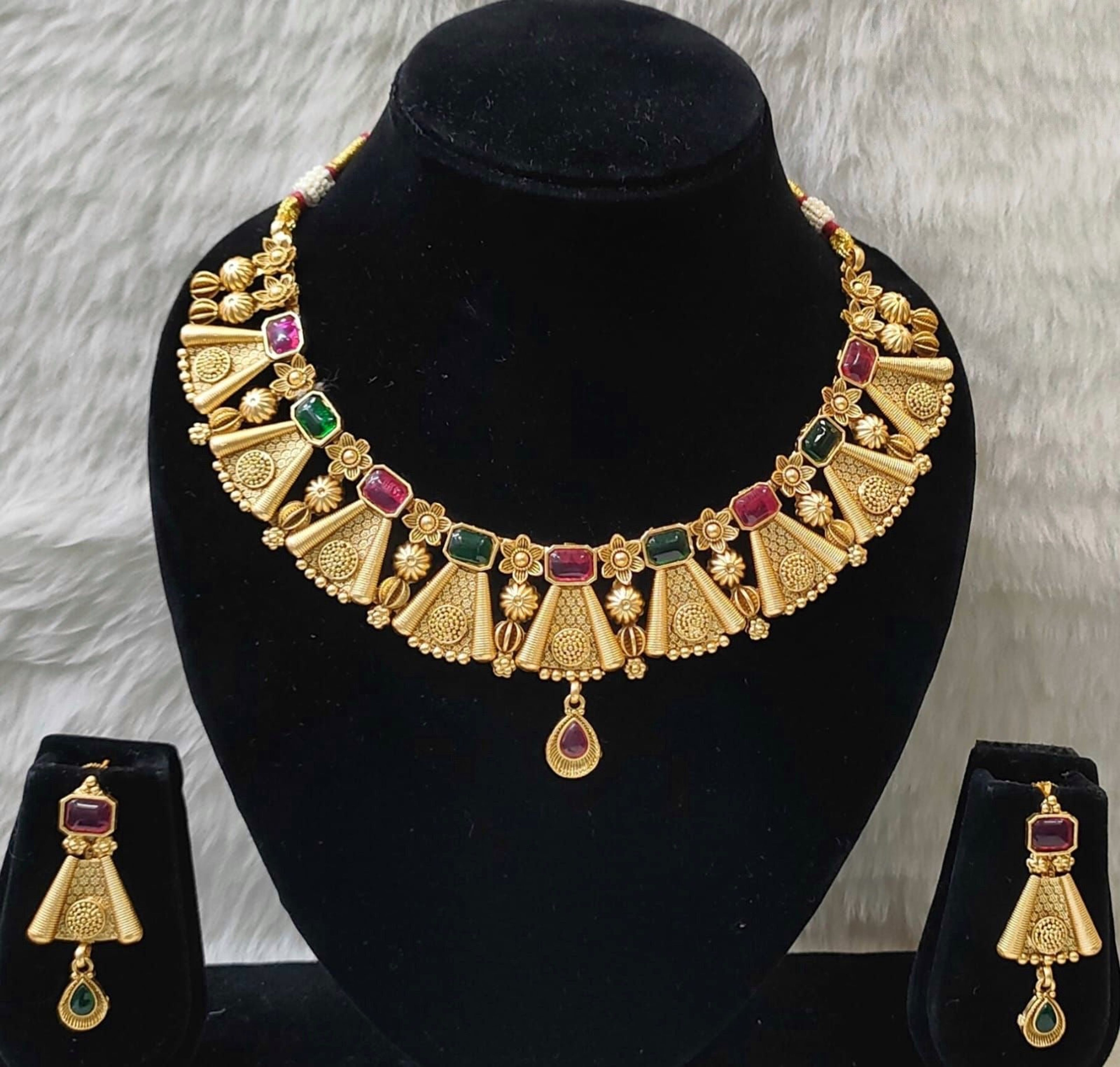 Antique Fluted Red Green Stone Choker Set