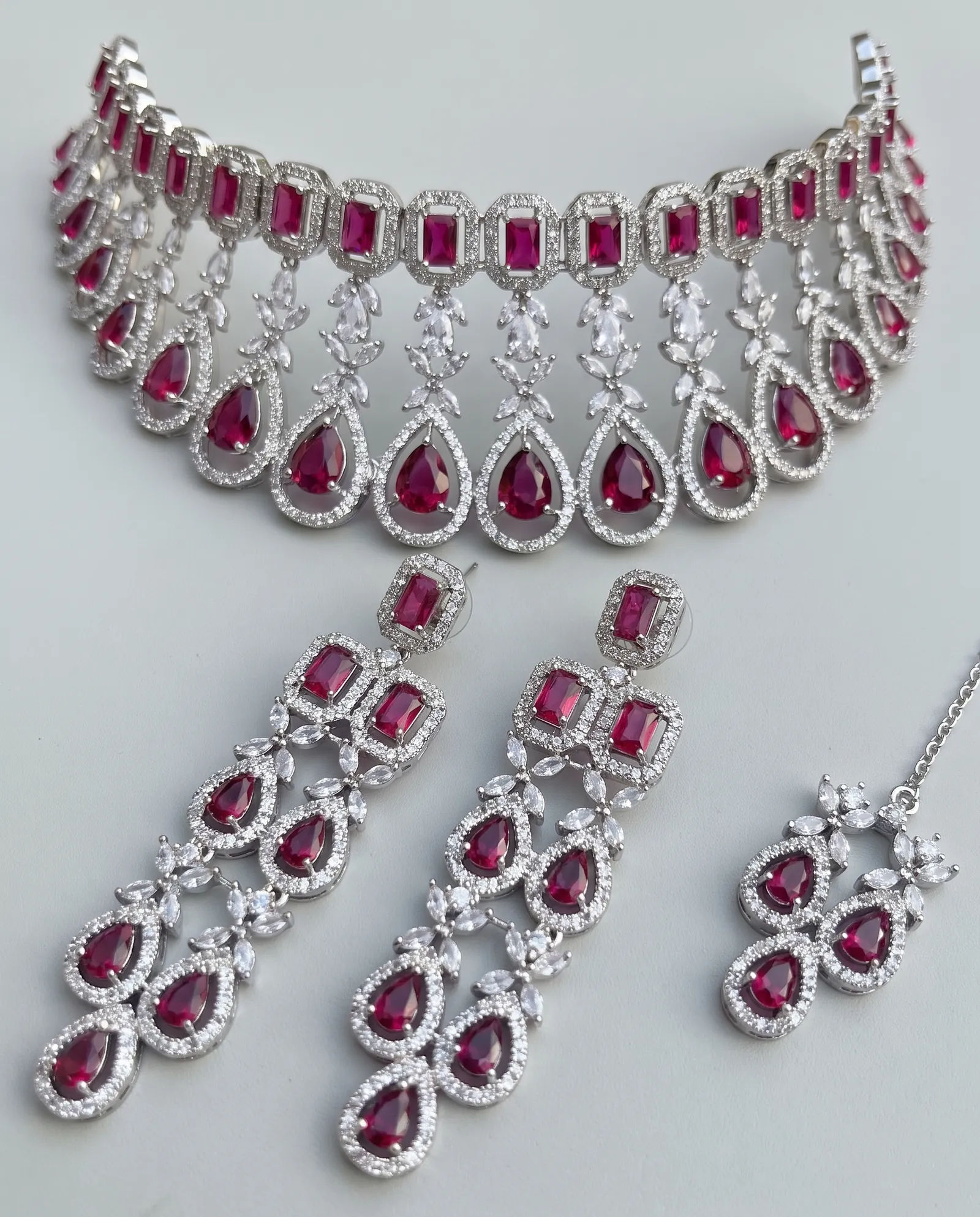 AD stone choker set, close-up of the detail