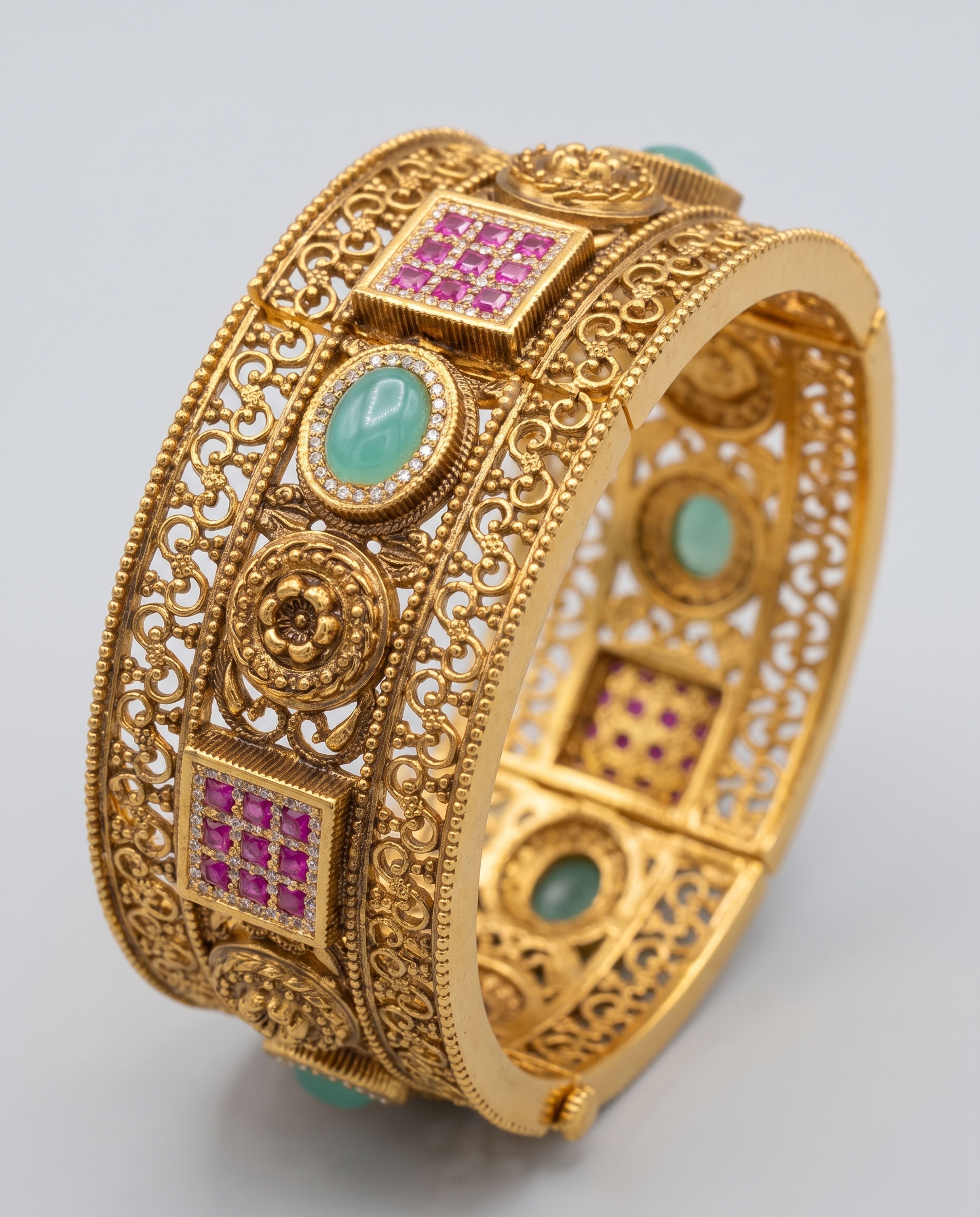 Antique Bangle 2/6, close-up of the detail