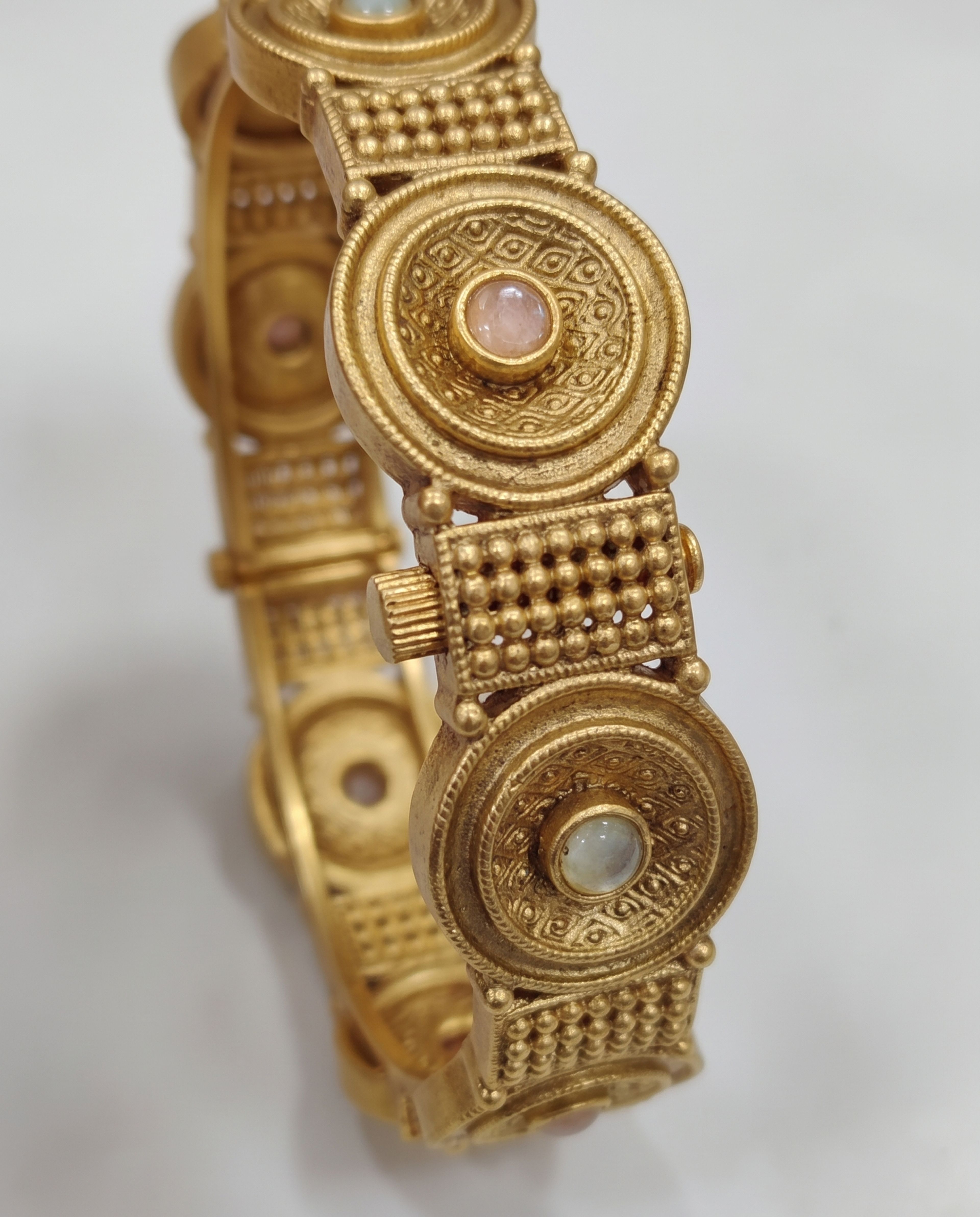 Antique Bangle 2/2, close-up of the detail