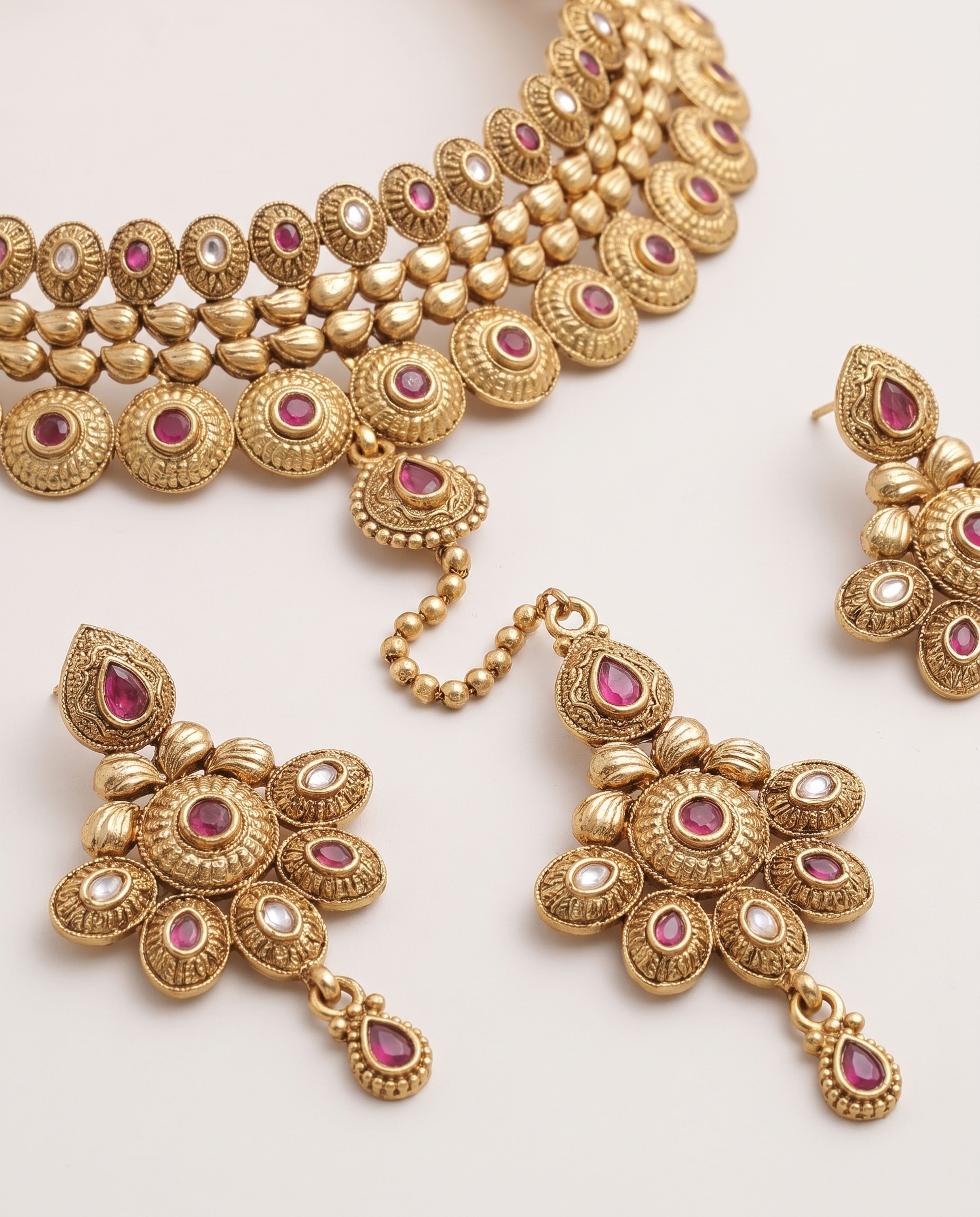 Antique Choker set, close-up of the detail