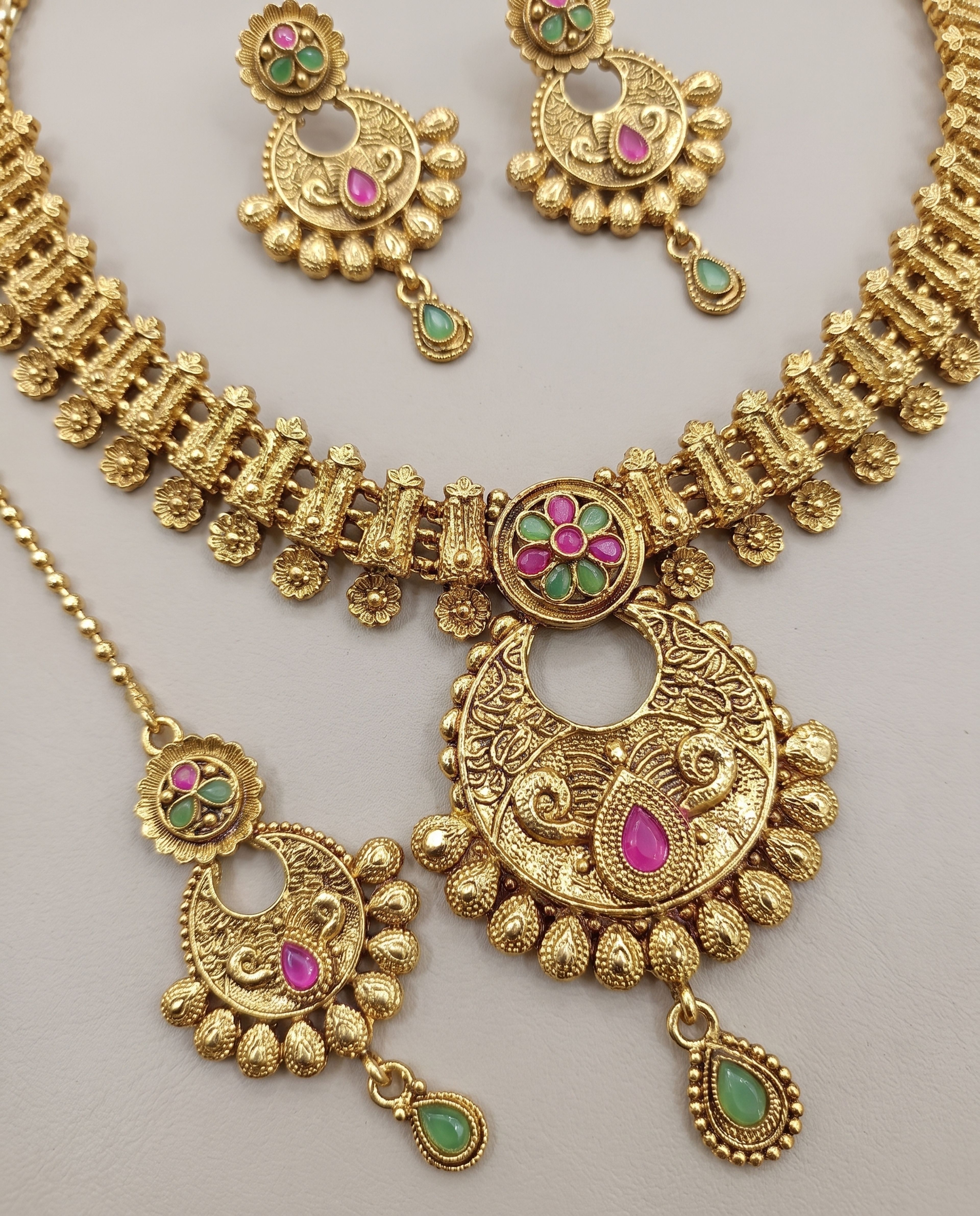 Antique Choker Set, close-up of the detail
