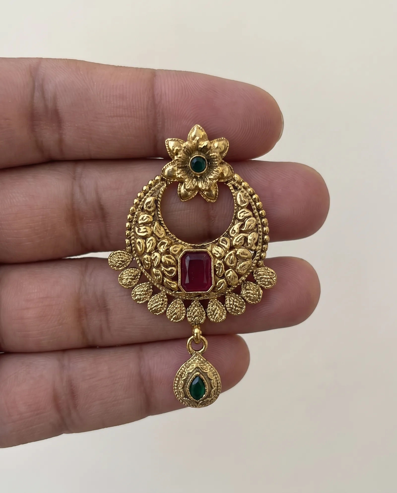 Antique Layer Chain with Earrings, close-up of the detail