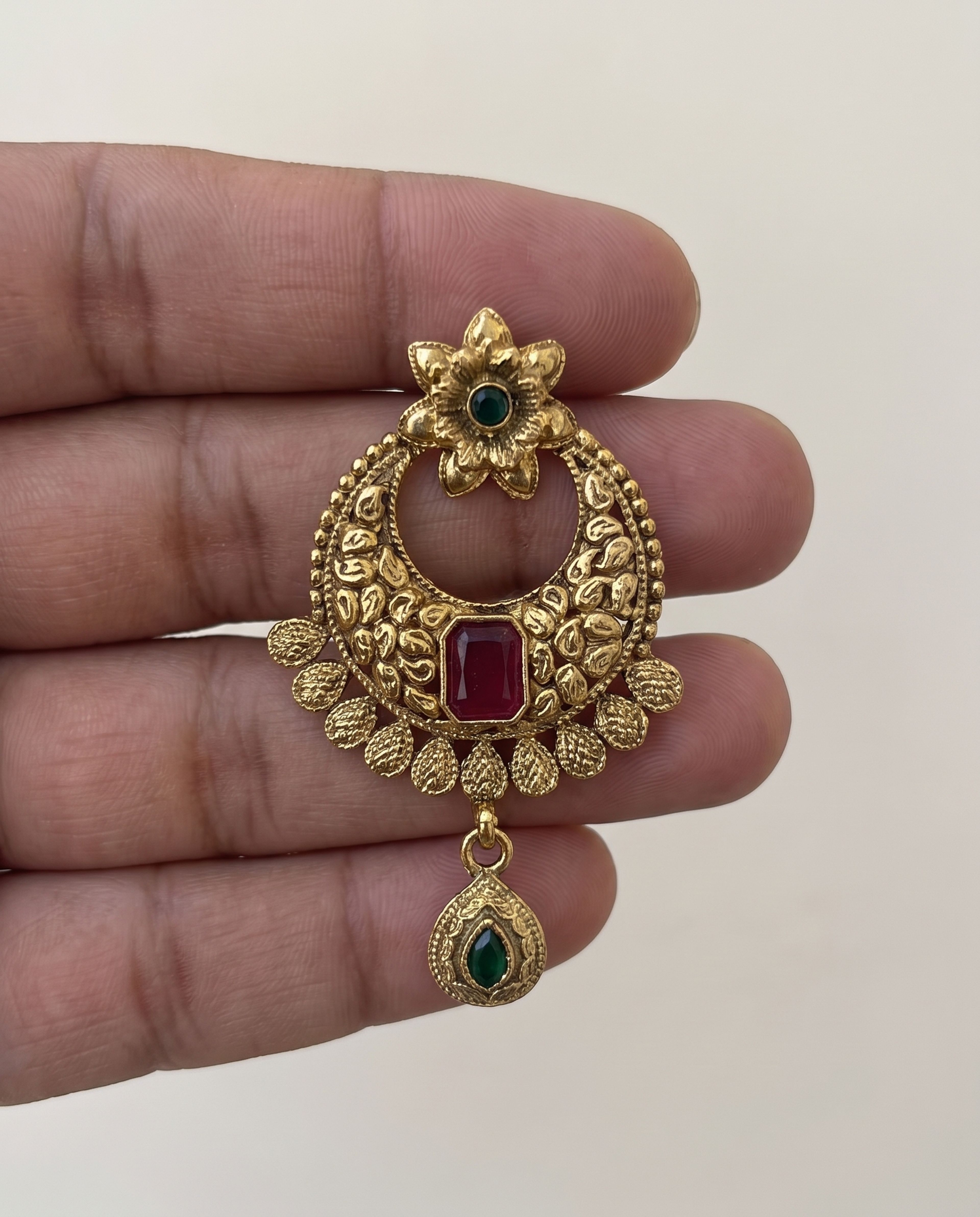 Antique Layer Chain with Earrings, close-up of the detail