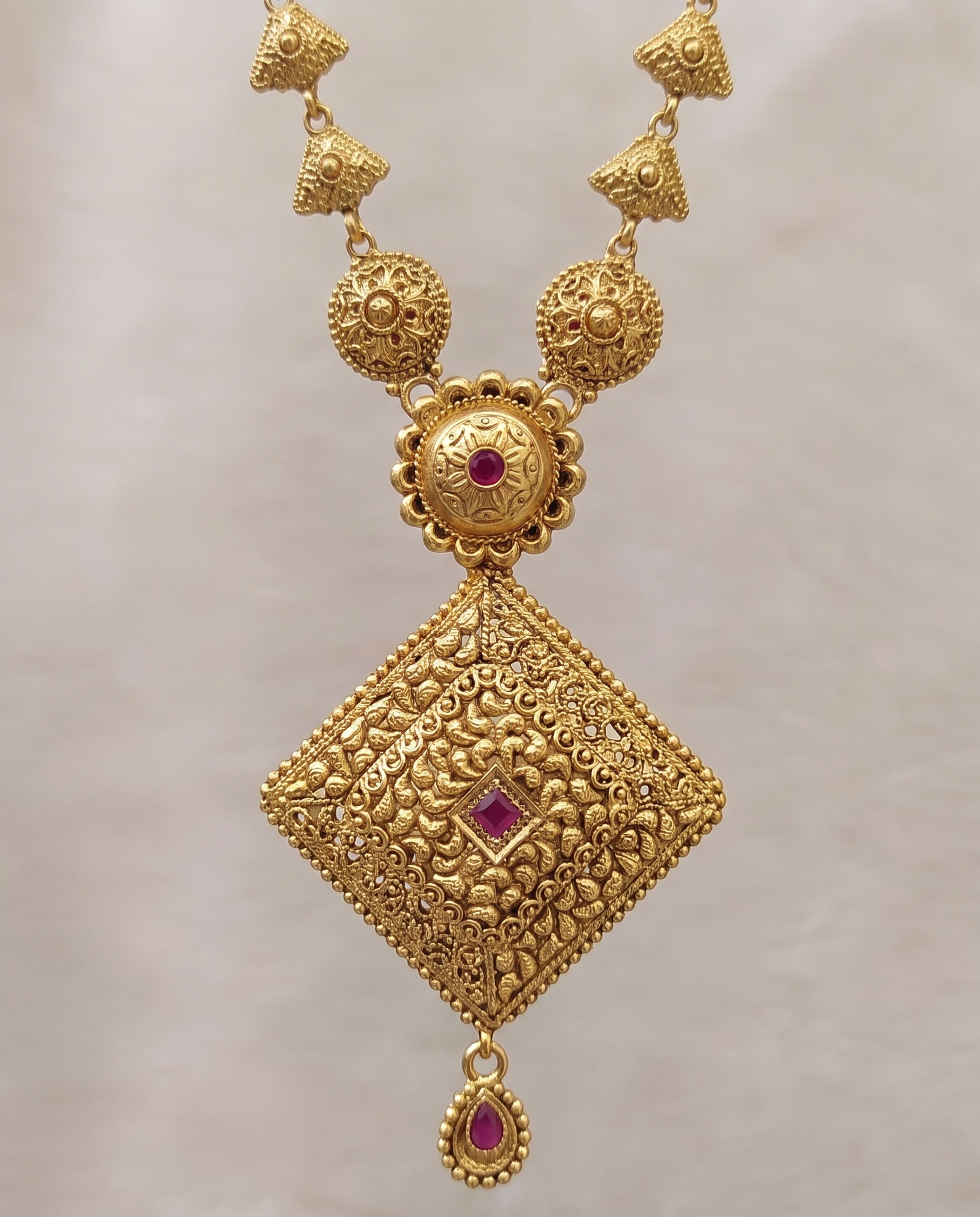Antique Long Chain, close-up of the detail