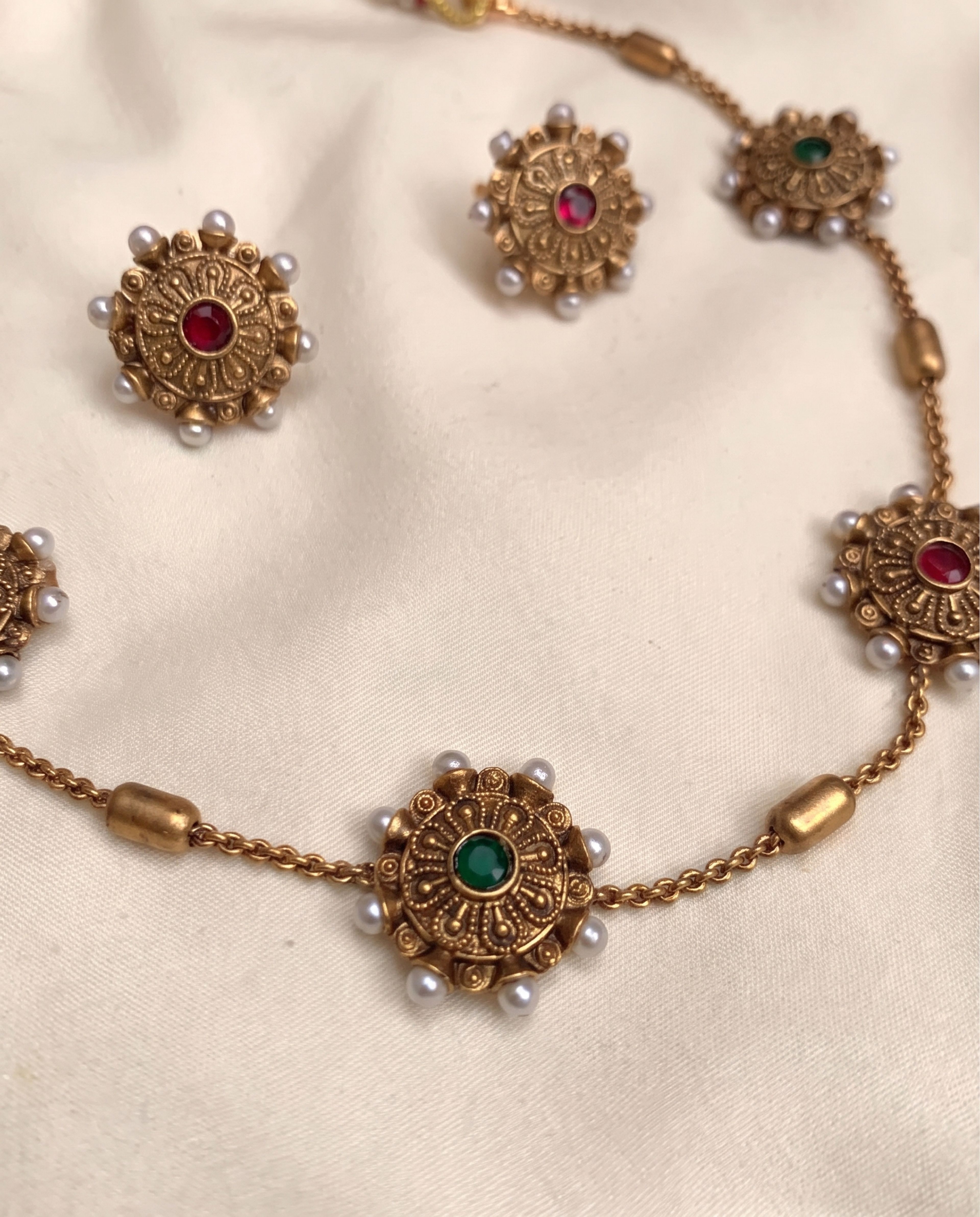 Coin Pearl Necklace Set, close-up of the detail