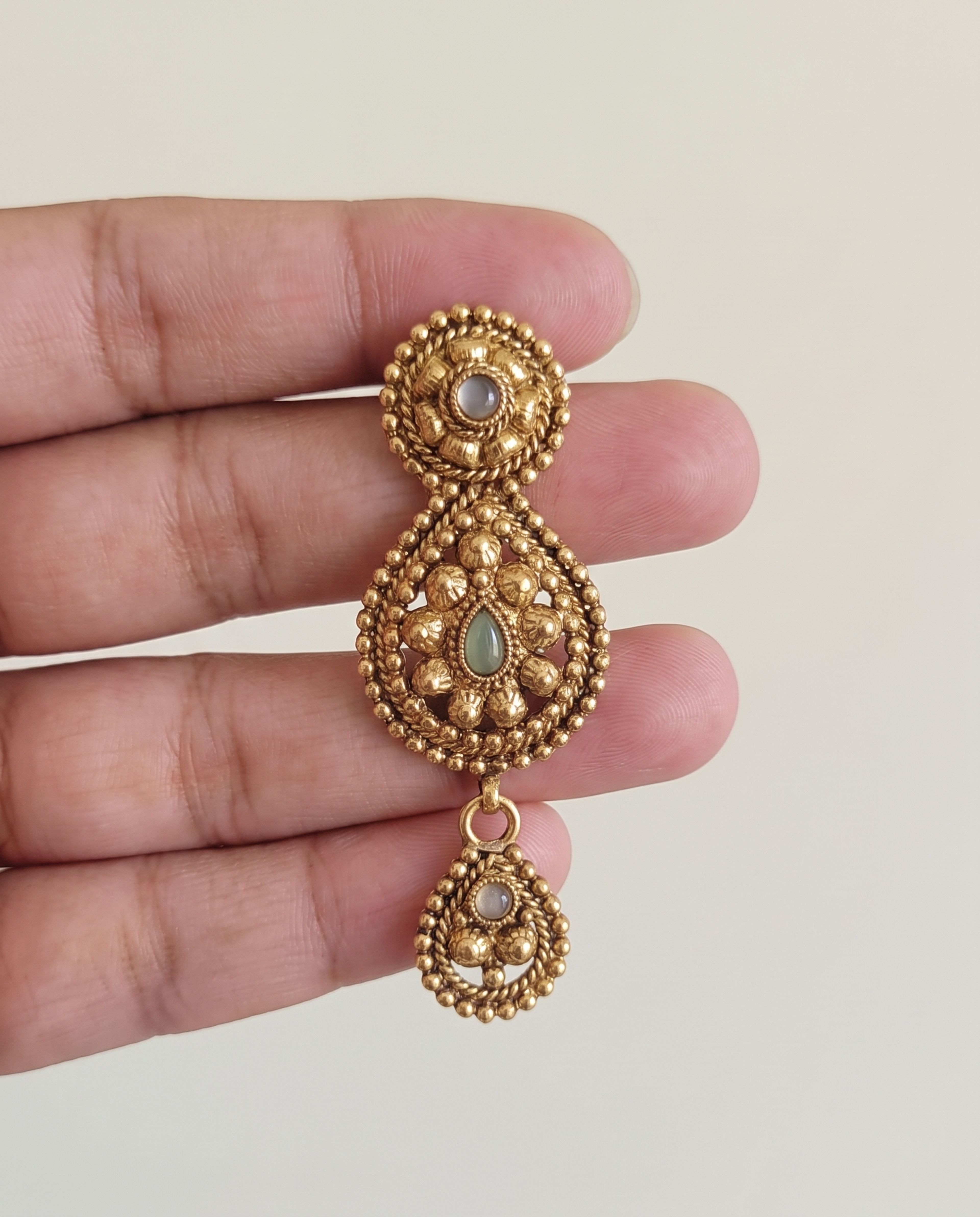 Earring Antique, close-up of the detail