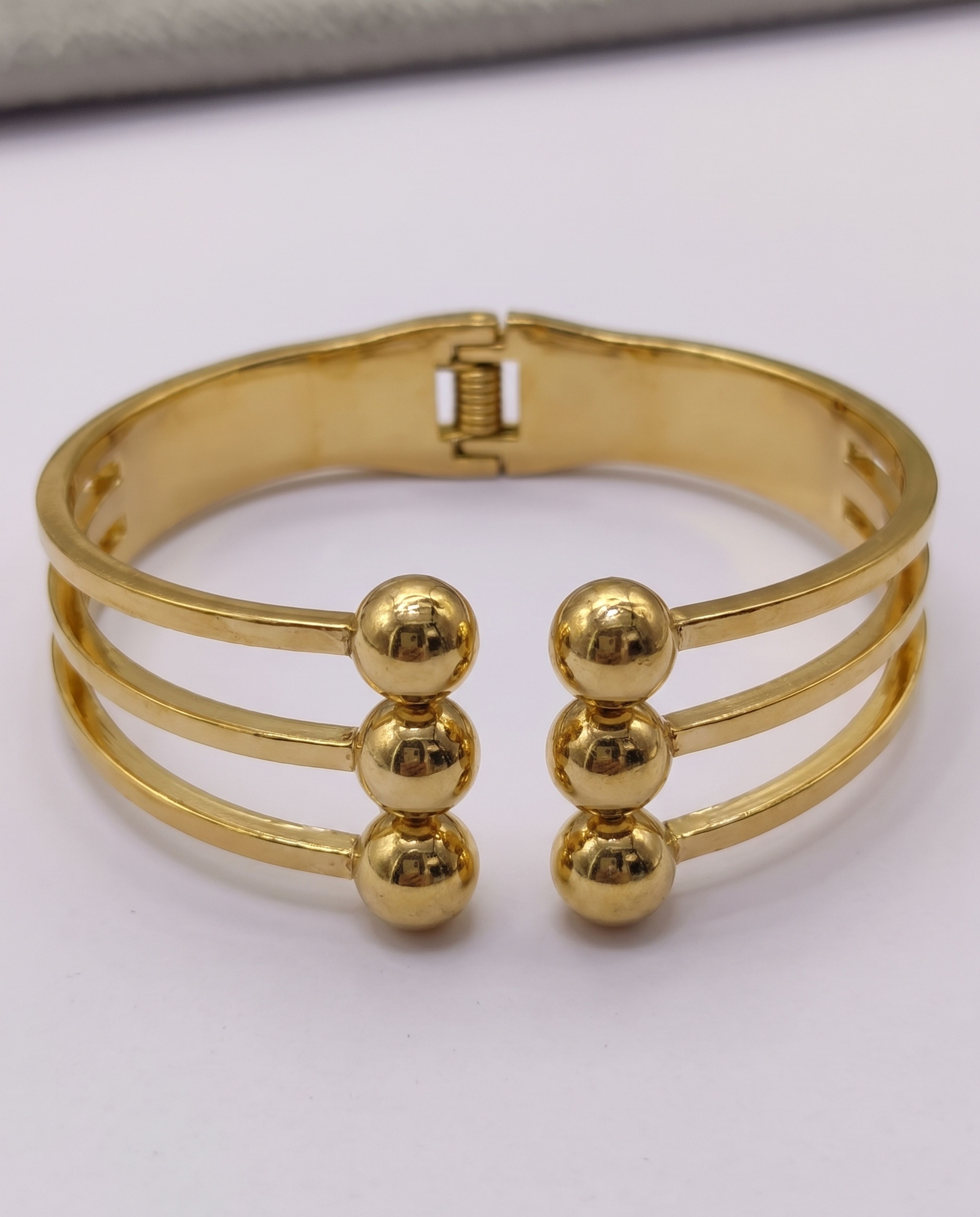 Layered Ball Bangle Anti Tarnish, close-up of the detail