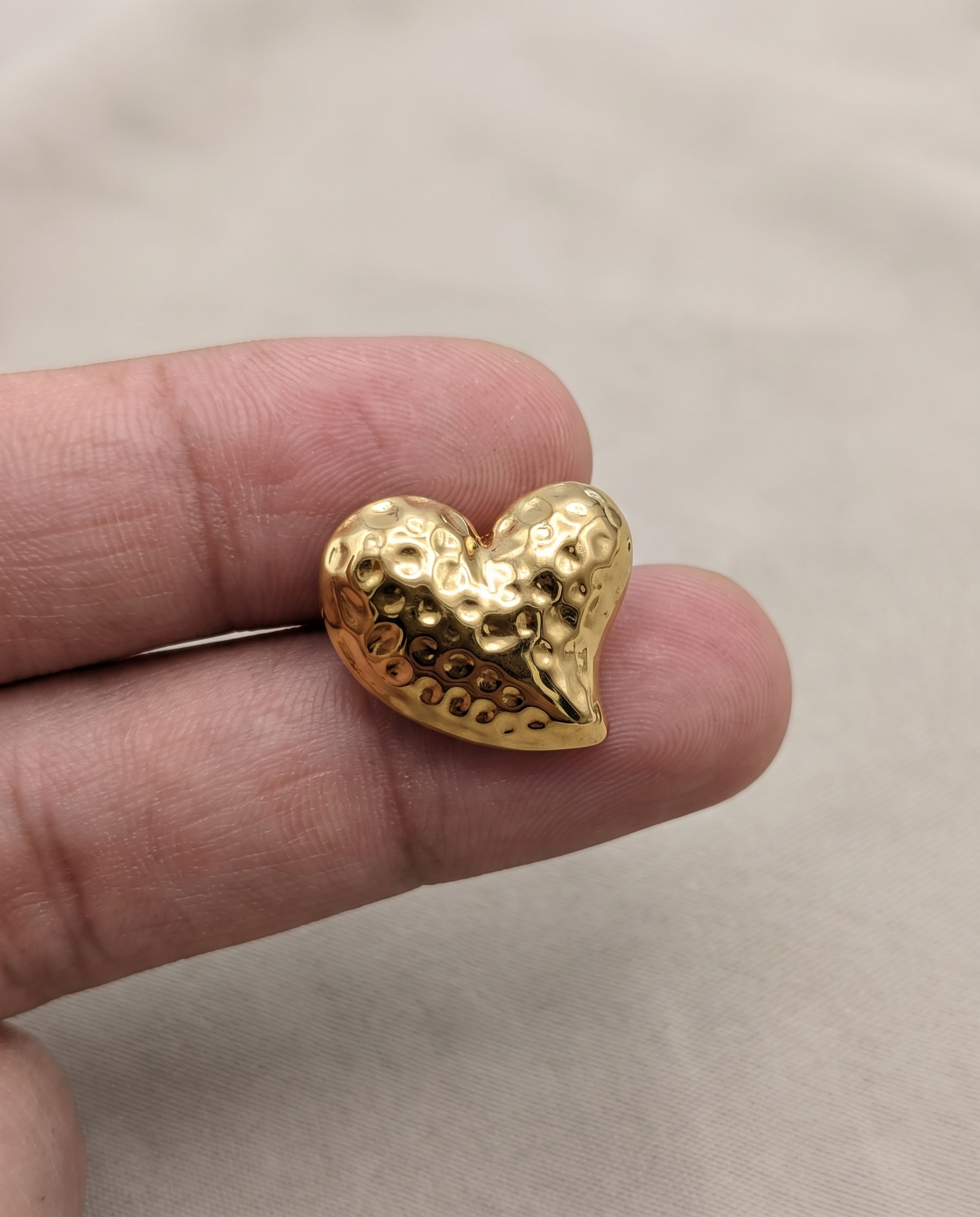 Heart Earring Anti Tarnish, close-up of the detail