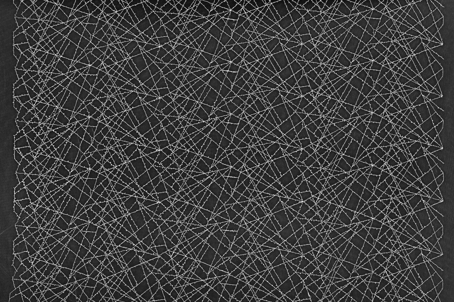 Biała koronka z geometrycznym, abstrakcyjnym wzorem na czarnym tle