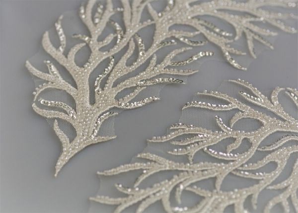 Delikatne aplikacje z koralików i cekinów w kształcie gałązek na tiulowej bazie w kolorze ivory
