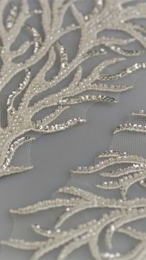 Delikatne aplikacje z koralików i cekinów w kształcie gałązek na tiulowej bazie w kolorze ivory