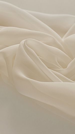 Delikatny muślin w kolorze ivory, układający się w miękkie fale