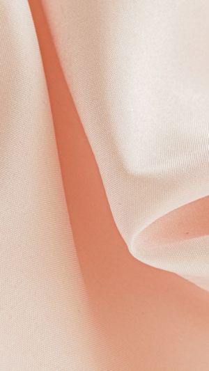 Gładka, różowa satyna z delikatnym połyskiem, ukazana w fałdach