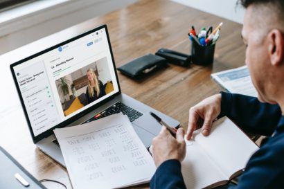 In dit stap traject leer je van Soofos hoe je zelf een online cursus kunt maken en verkopen