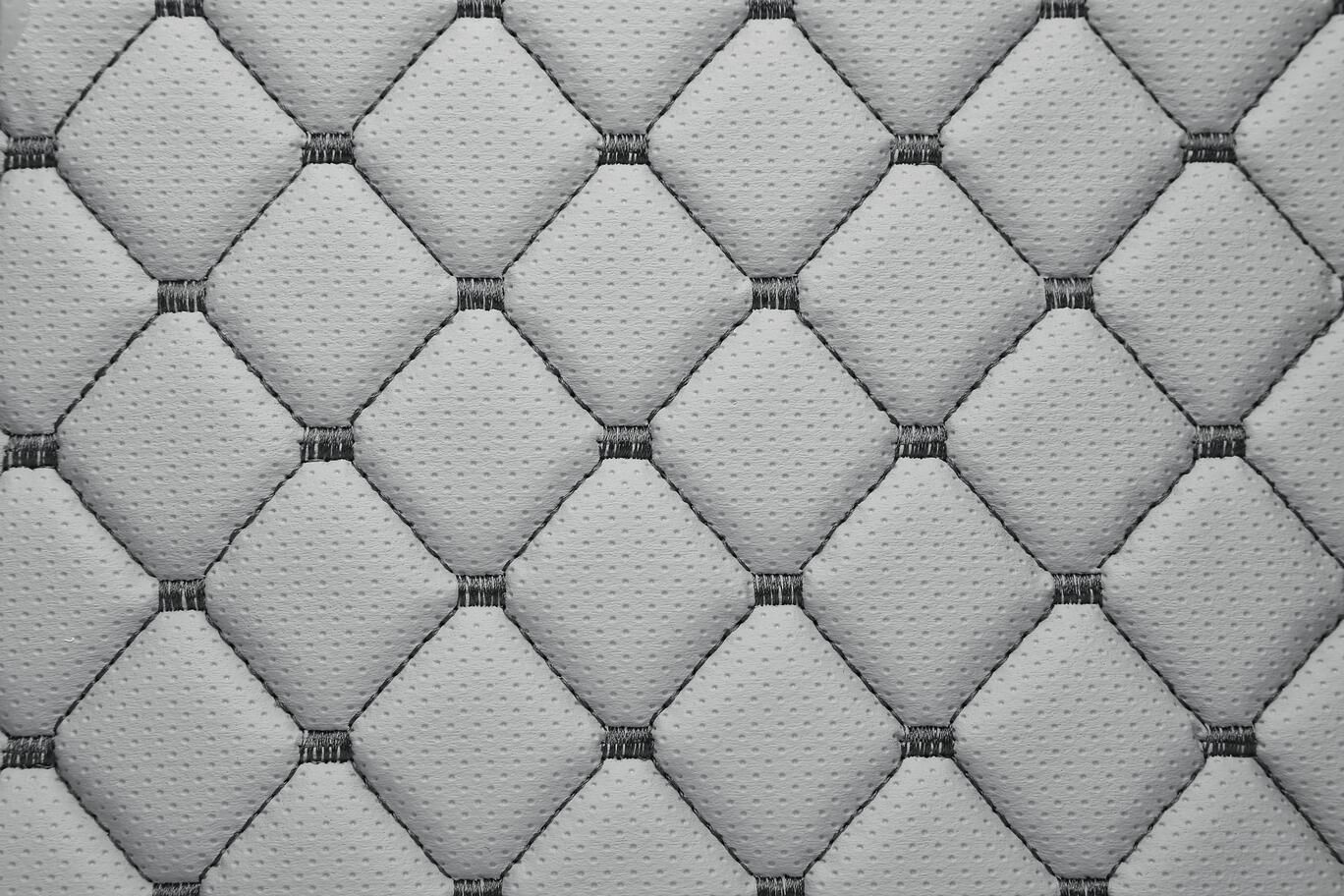 4.5 x 4 cm - Light grey with smoke stitching