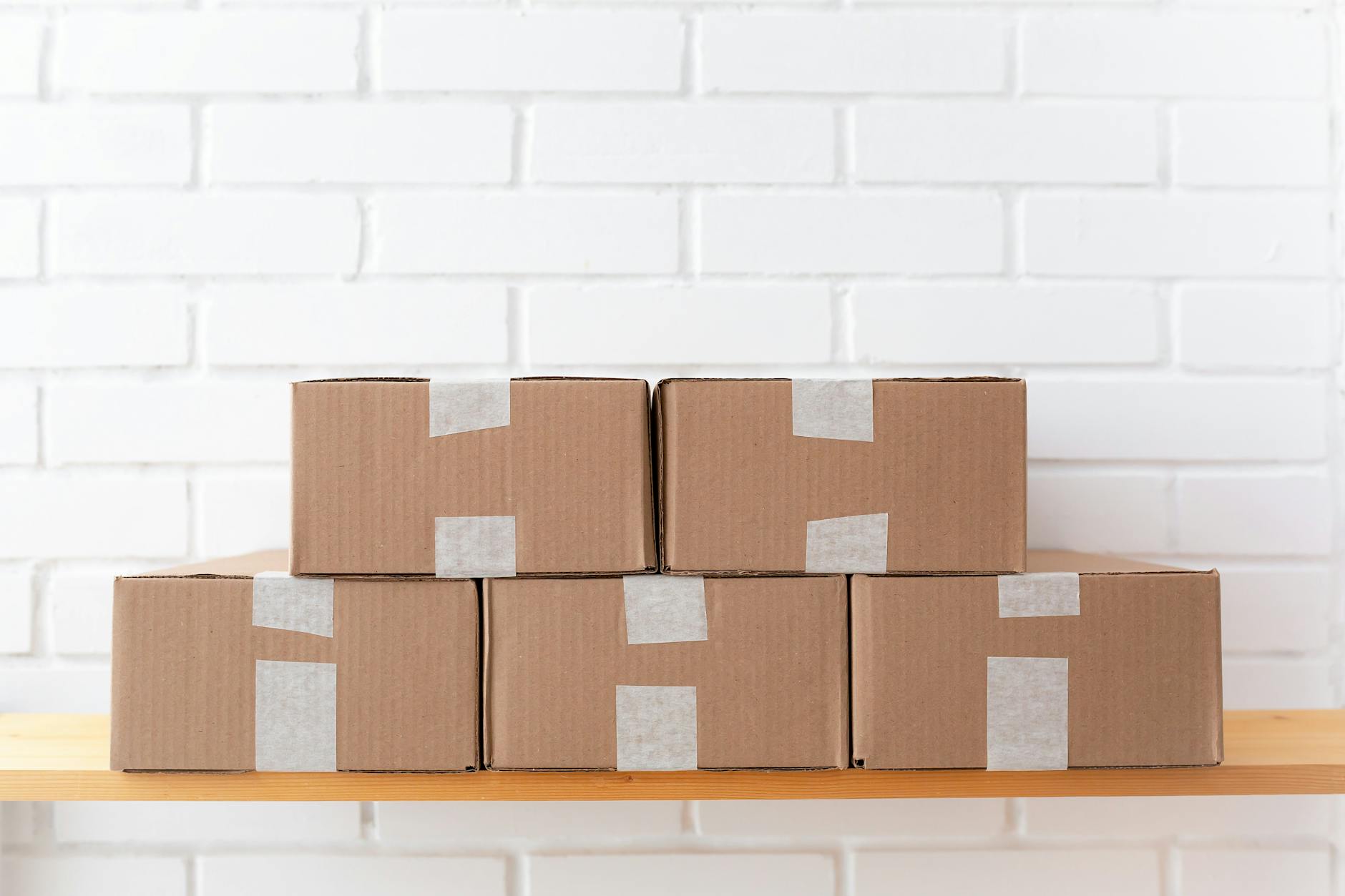 Personal vid 3PL-lager som plockar och packar paket för e-handel