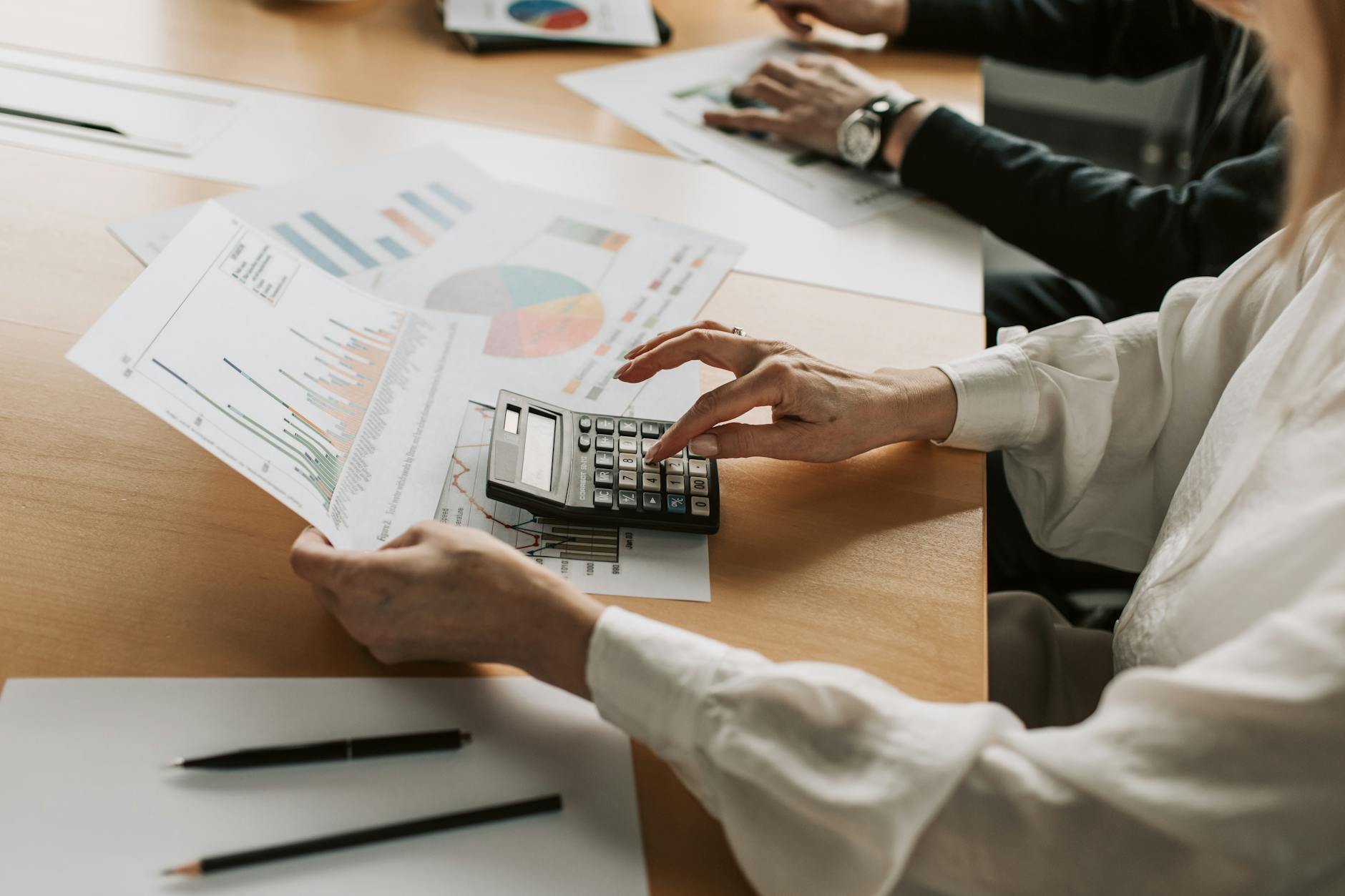 Planering av företagsbudget med miniräknare och diagram
