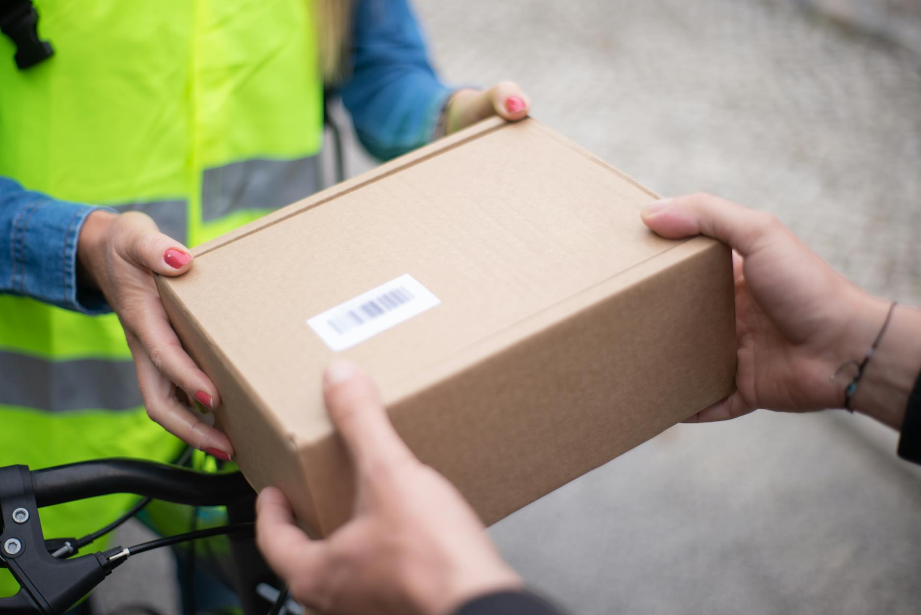 E-handlare har uppföljningsmöte med leverantör om leveranskedja.