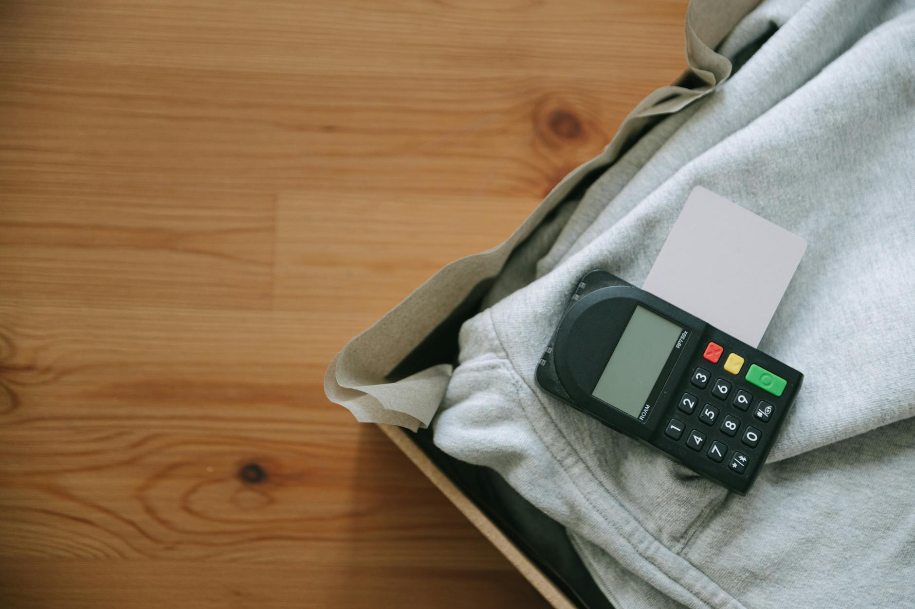 Butikschef som granskar en datorskärm där kassasystemet kopplas till e-handel.