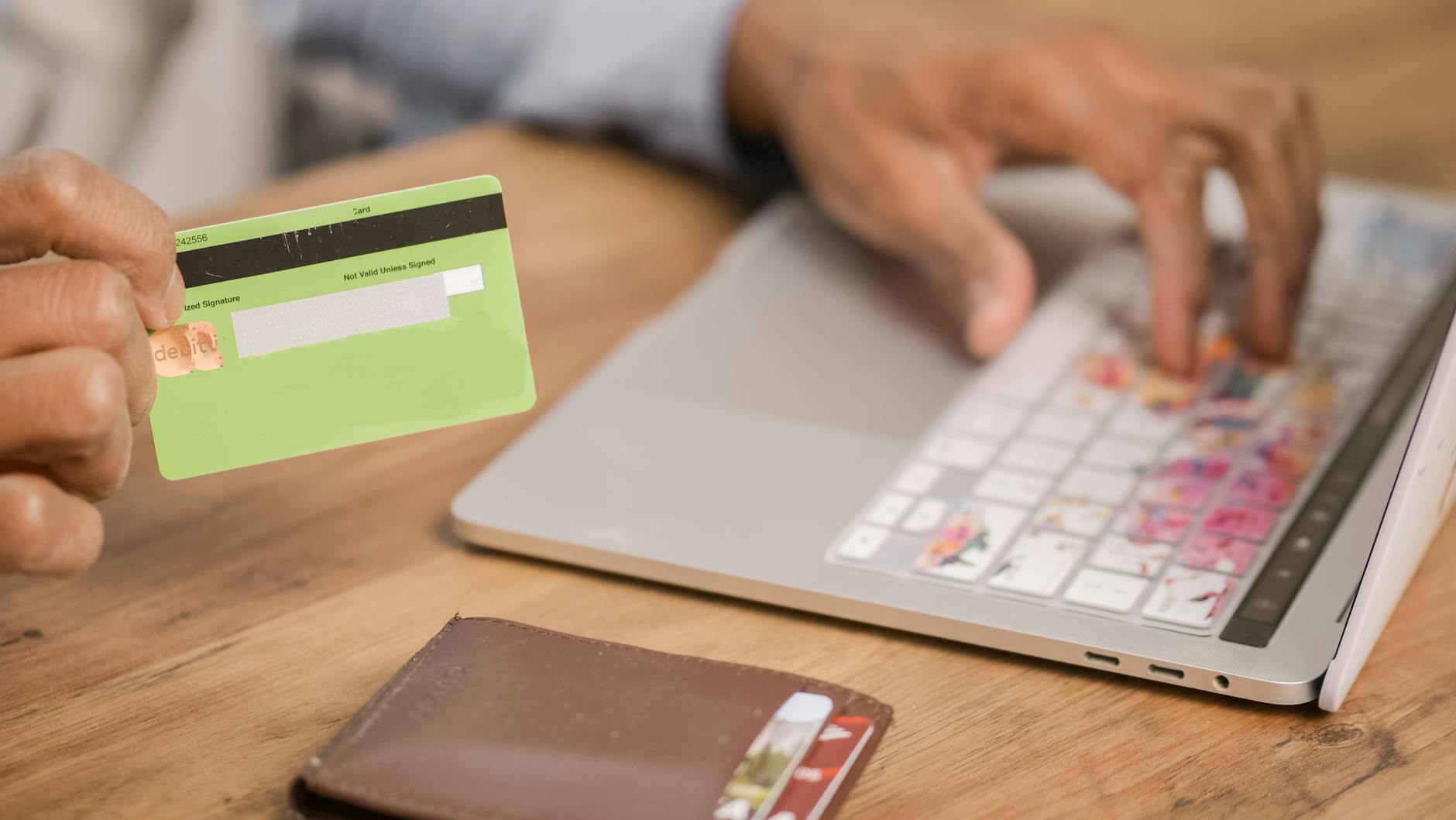 Två versioner av mobil checkout-flöde som jämförs i A/B-test