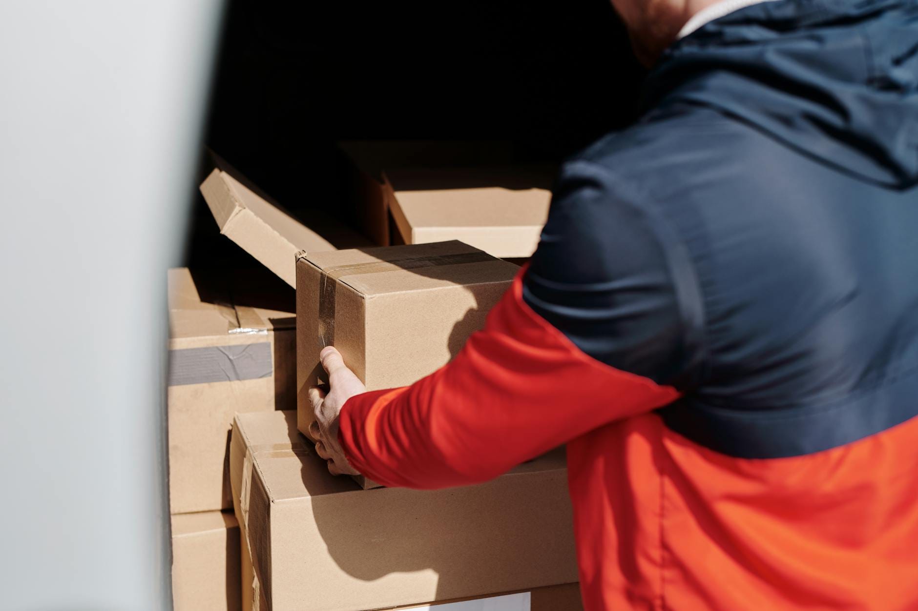 Personal i svenskt fulfilmentcenter packar e-handelsorder för snabb leverans.