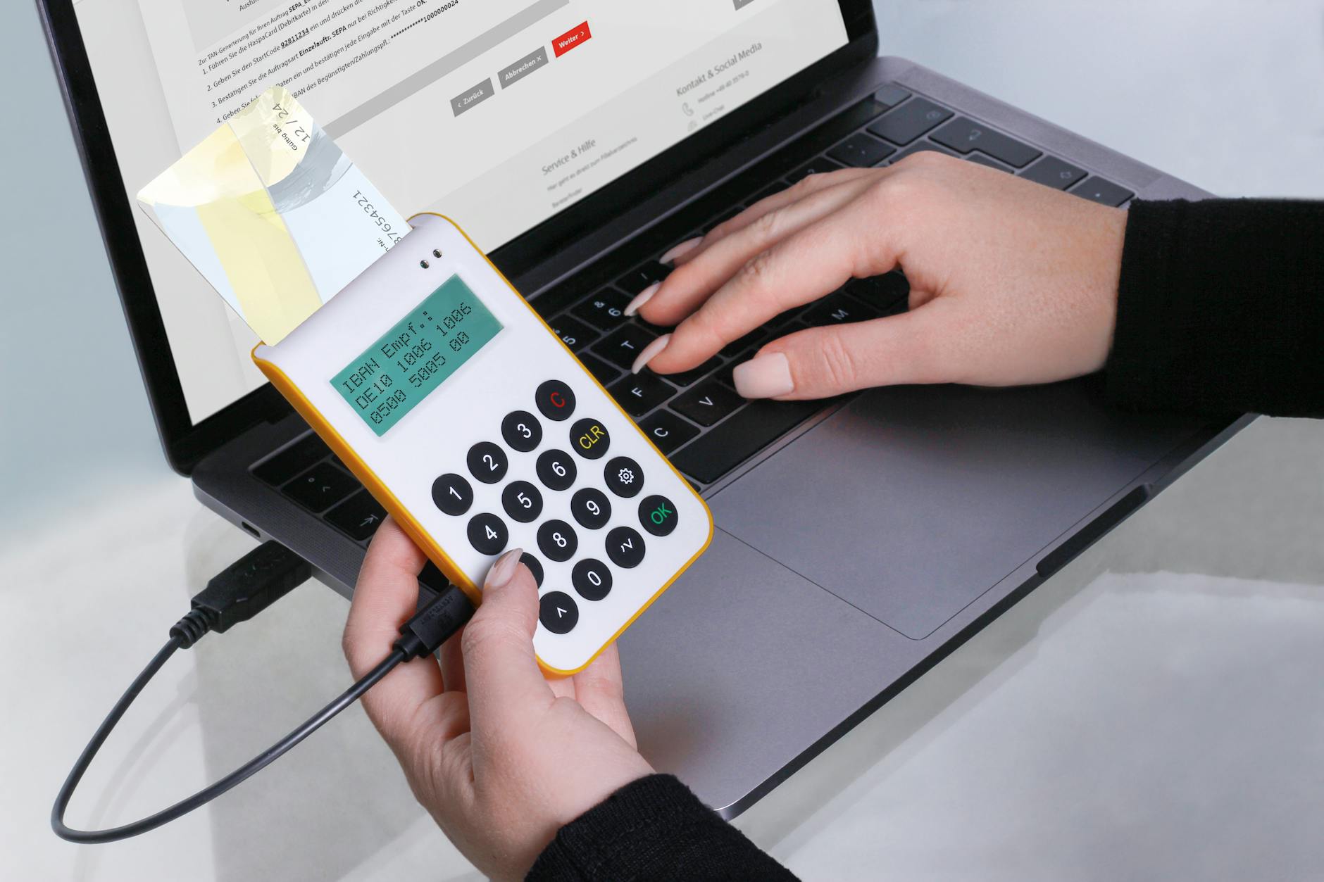 Illustration av e-handlare som arbetar med riskhantering och cybersäkerhet i svensk e-handel