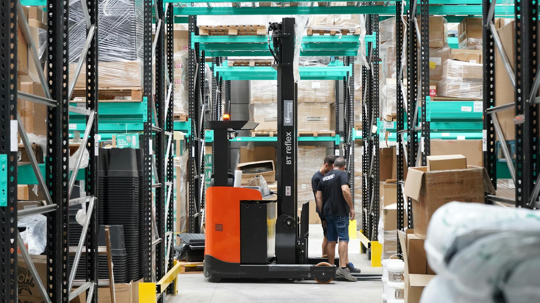 Fotografi av automatiserad packstation i e-handelsverksamhet