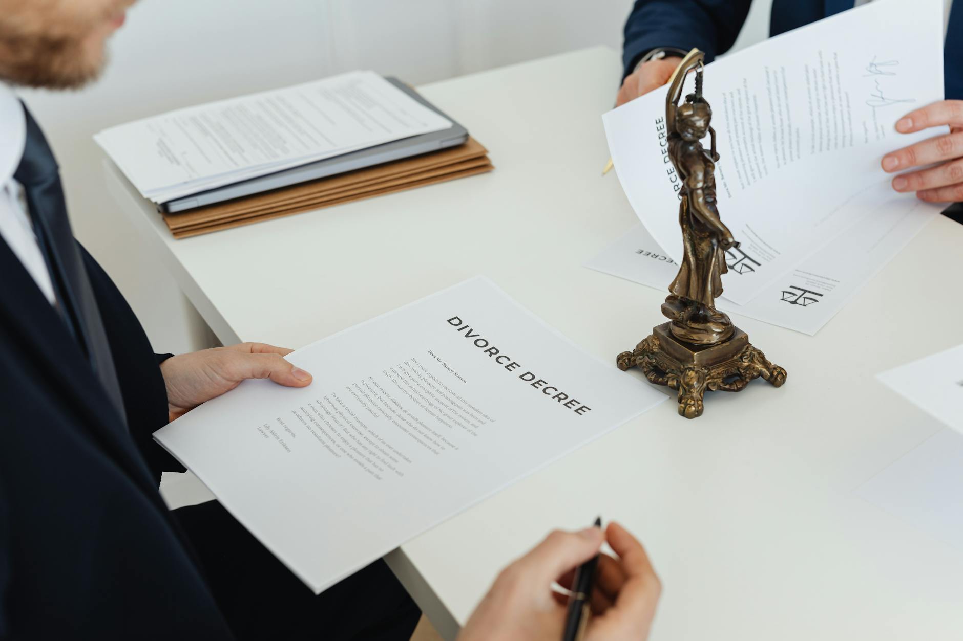 Dokument med leverantörsavtal, dator och pennor på arbetsbord i e-handelsbolag