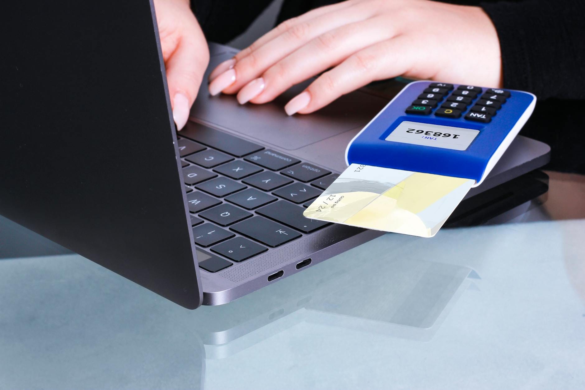 Schematisk bild som visar automatiserade orderflöden mellan webbutik och kassasystem efter integration.