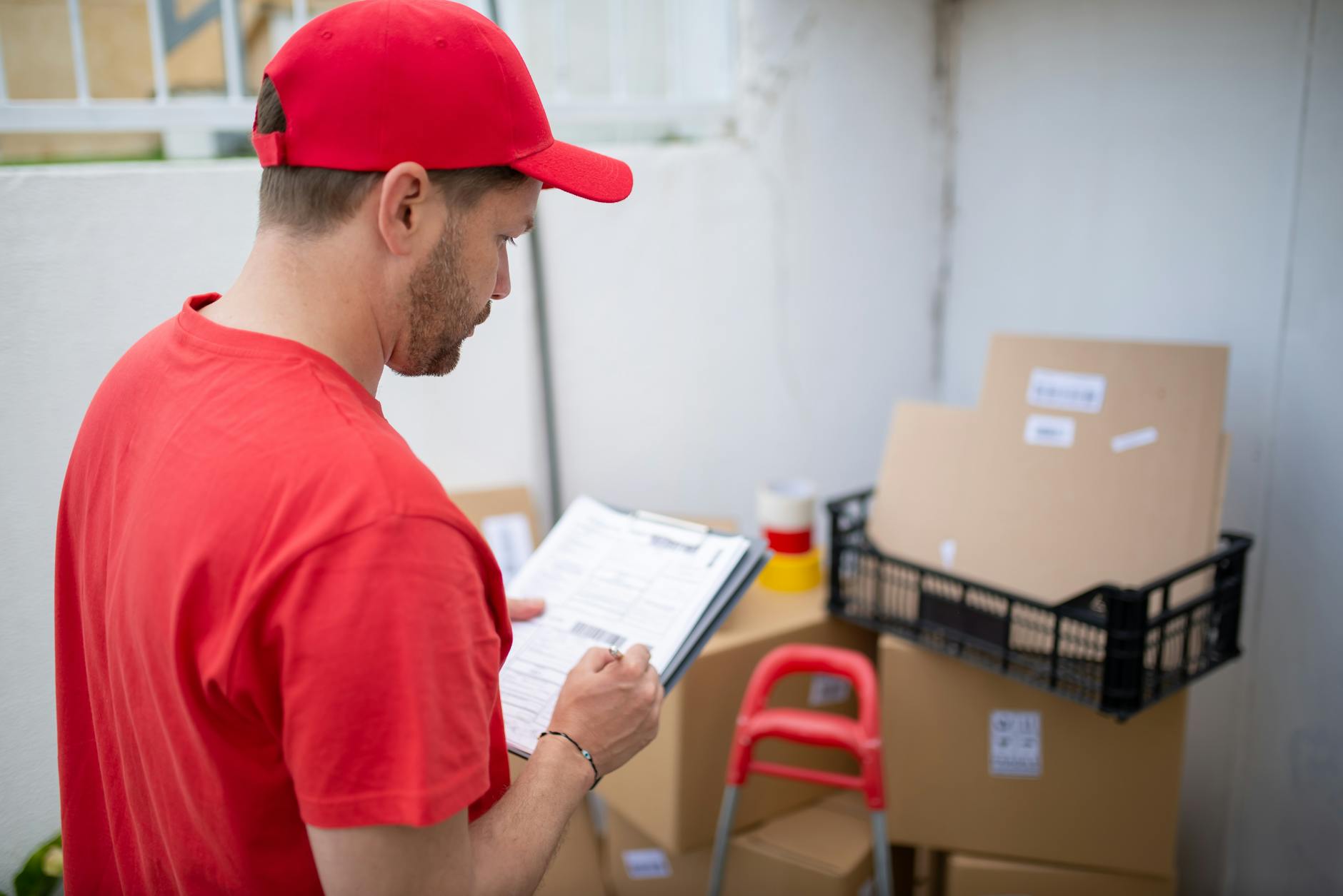 Ett fraktföretag lastar paket för leverans till svenska e-handelskunder