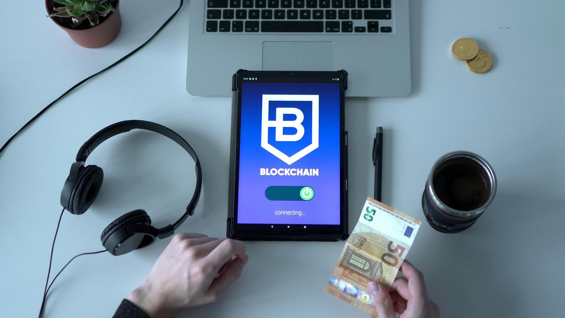 Svensk e-handlare som granskar olika finansieringsalternativ och jämför avtal vid skrivbord.