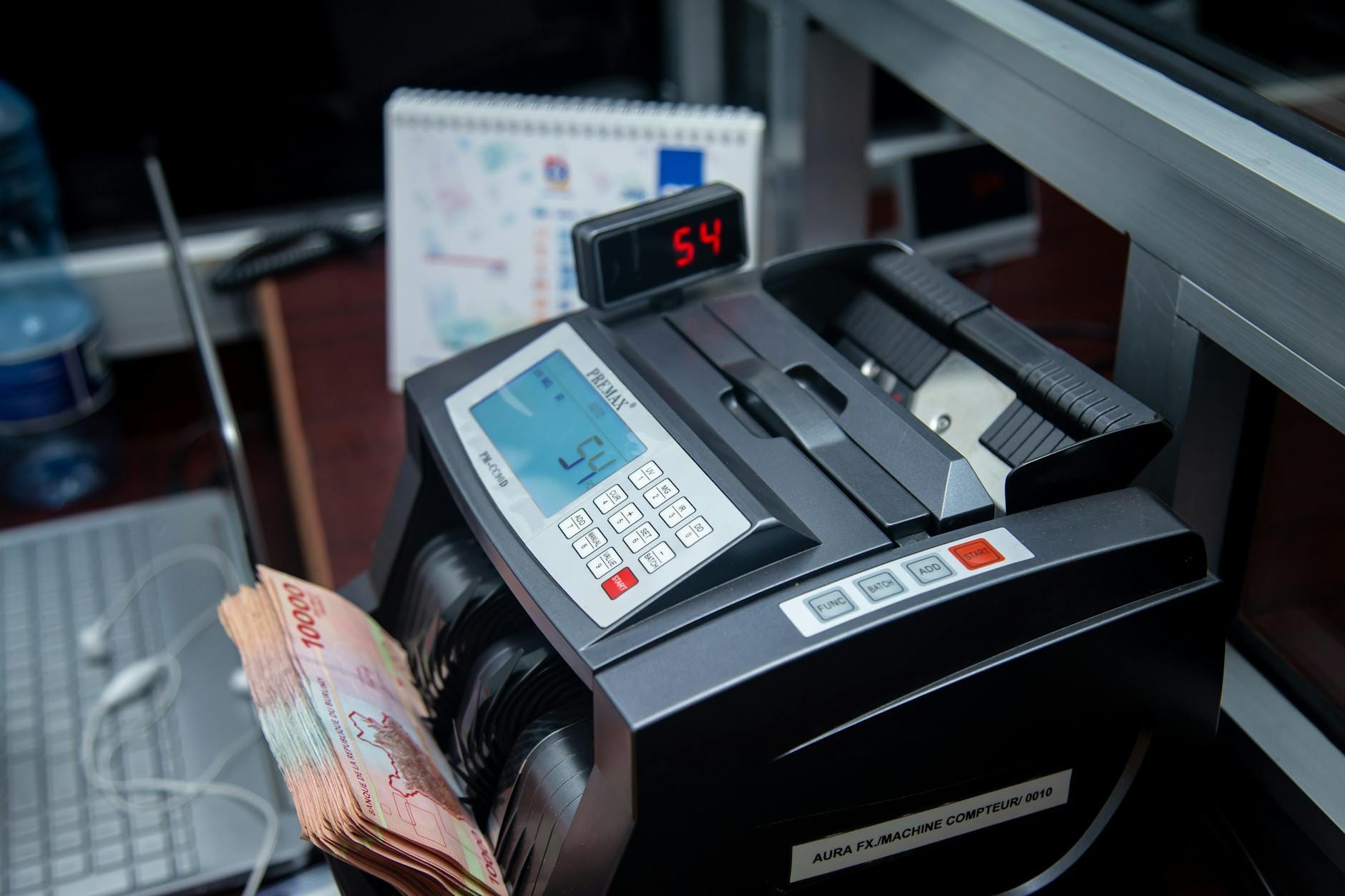 Automatiserad bokföring med personal som hanterar digitala verifikat