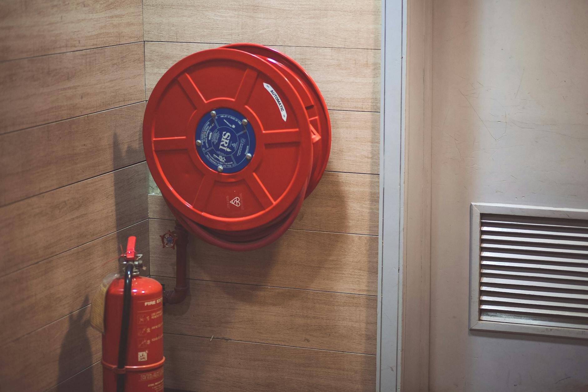 Interiör av svenskt lager med larm- och brandsprinklersystem.