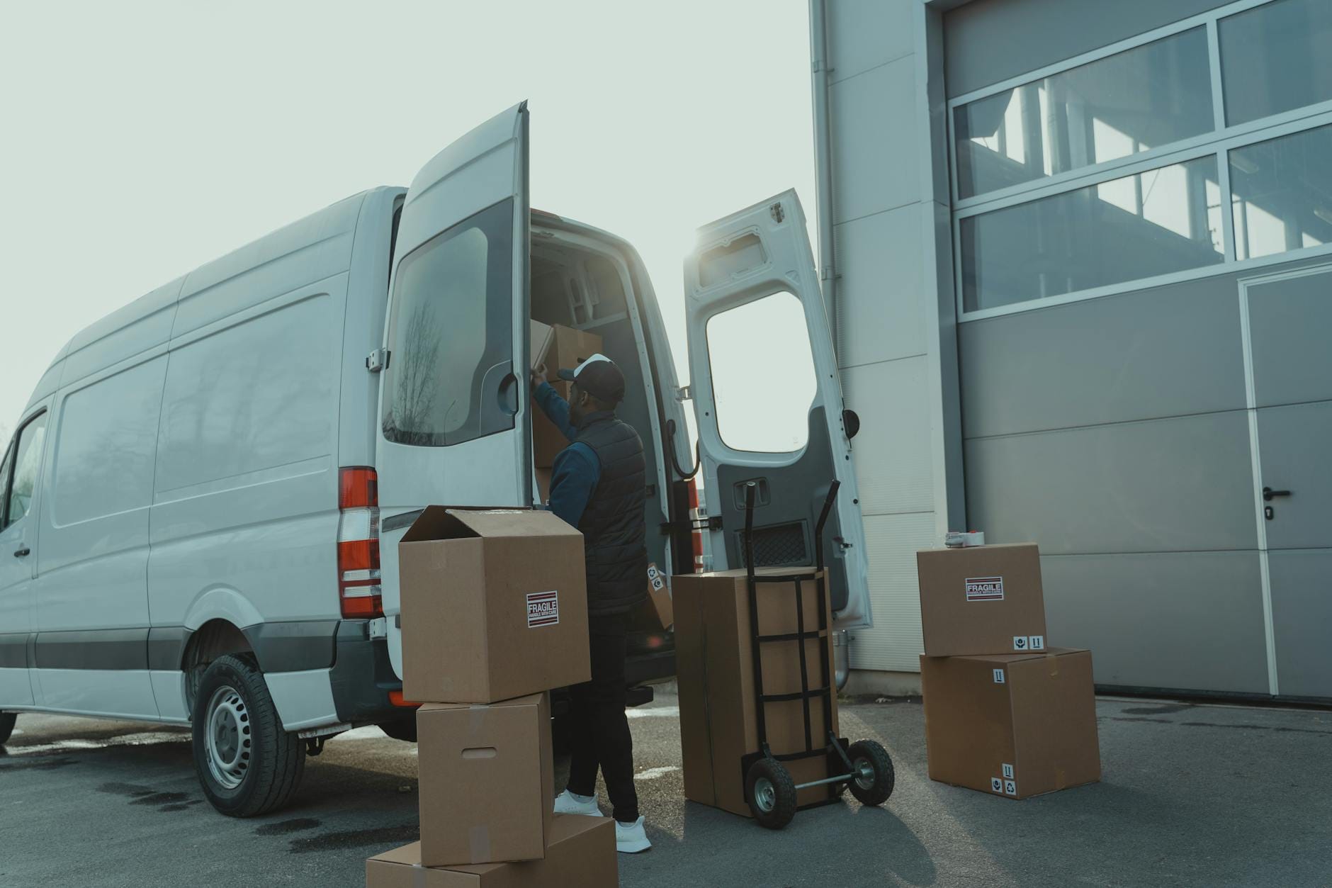 Digital översikt av e-handelsföretag med lager- och transportförsäkring.