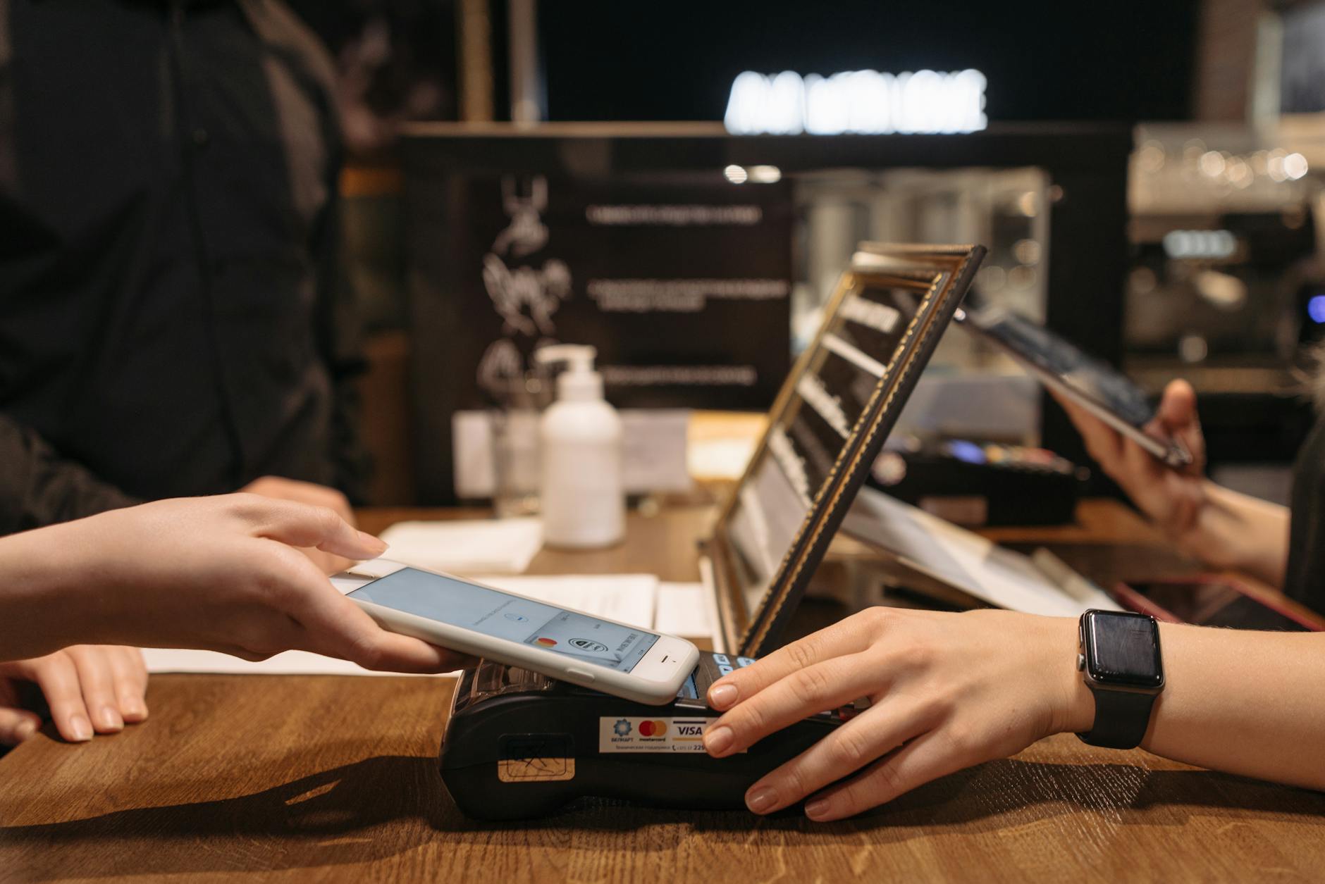 Schematisk bild av krypterad datatrafik mellan surfplatta och betalterminal