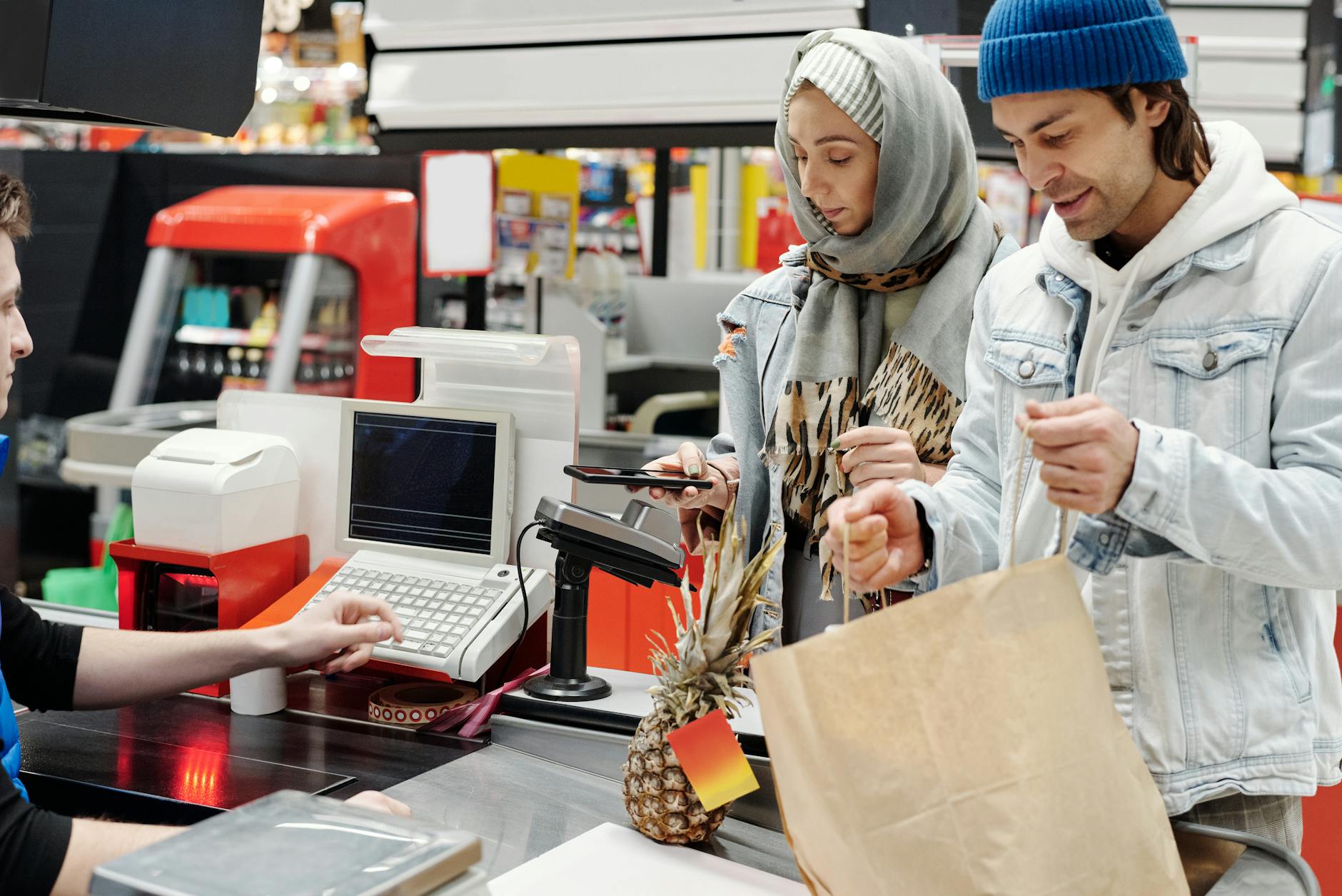 Svenskt kassasystem med digital kvittoskrivare och kontrollenhet på butikens disk