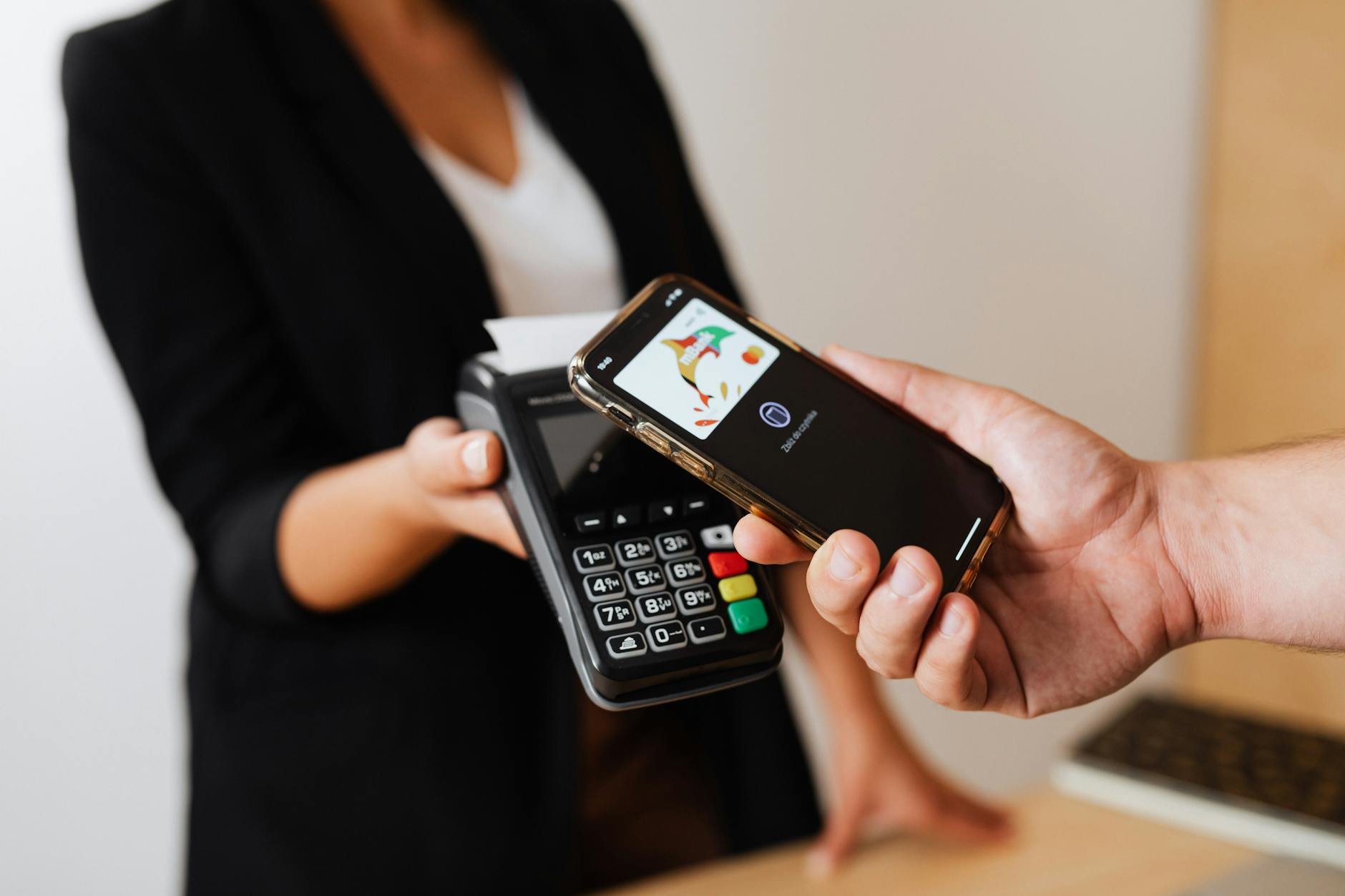Illustration över säkerhetskomponenter i kassasystem: terminal, pin-pad, kryptering och nätverk i butik