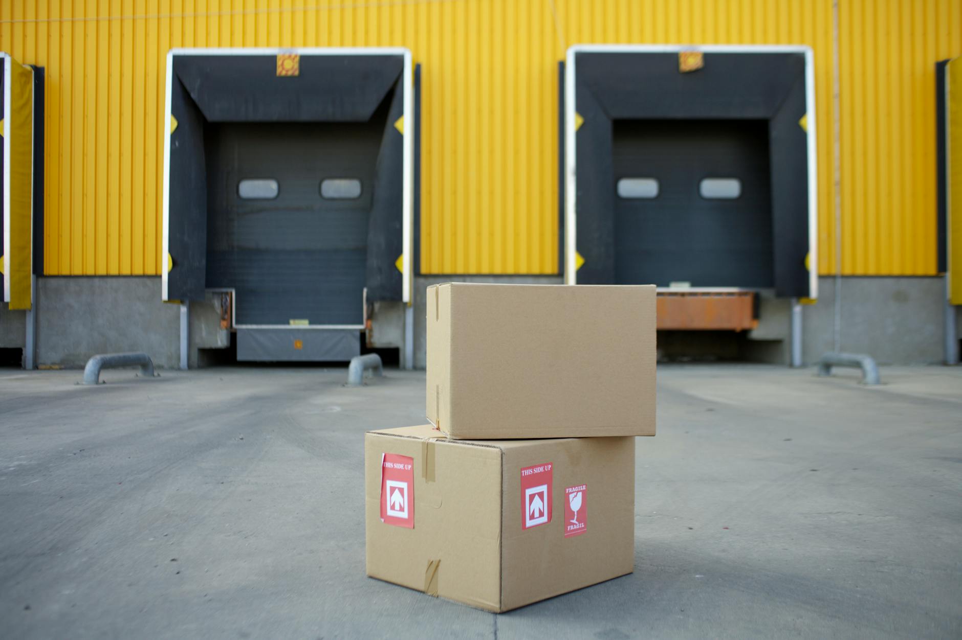 Skadat paket bland andra paket på ett lagerband.