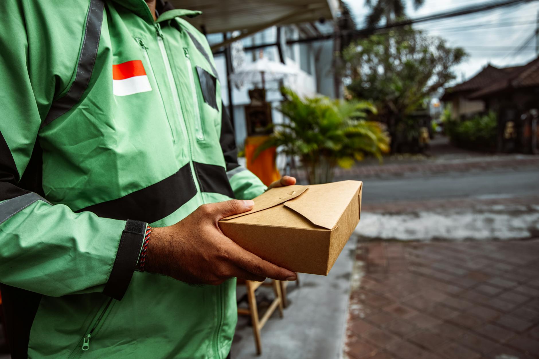 Personal undersöker skadat paket och diskuterar förbättrad packning.