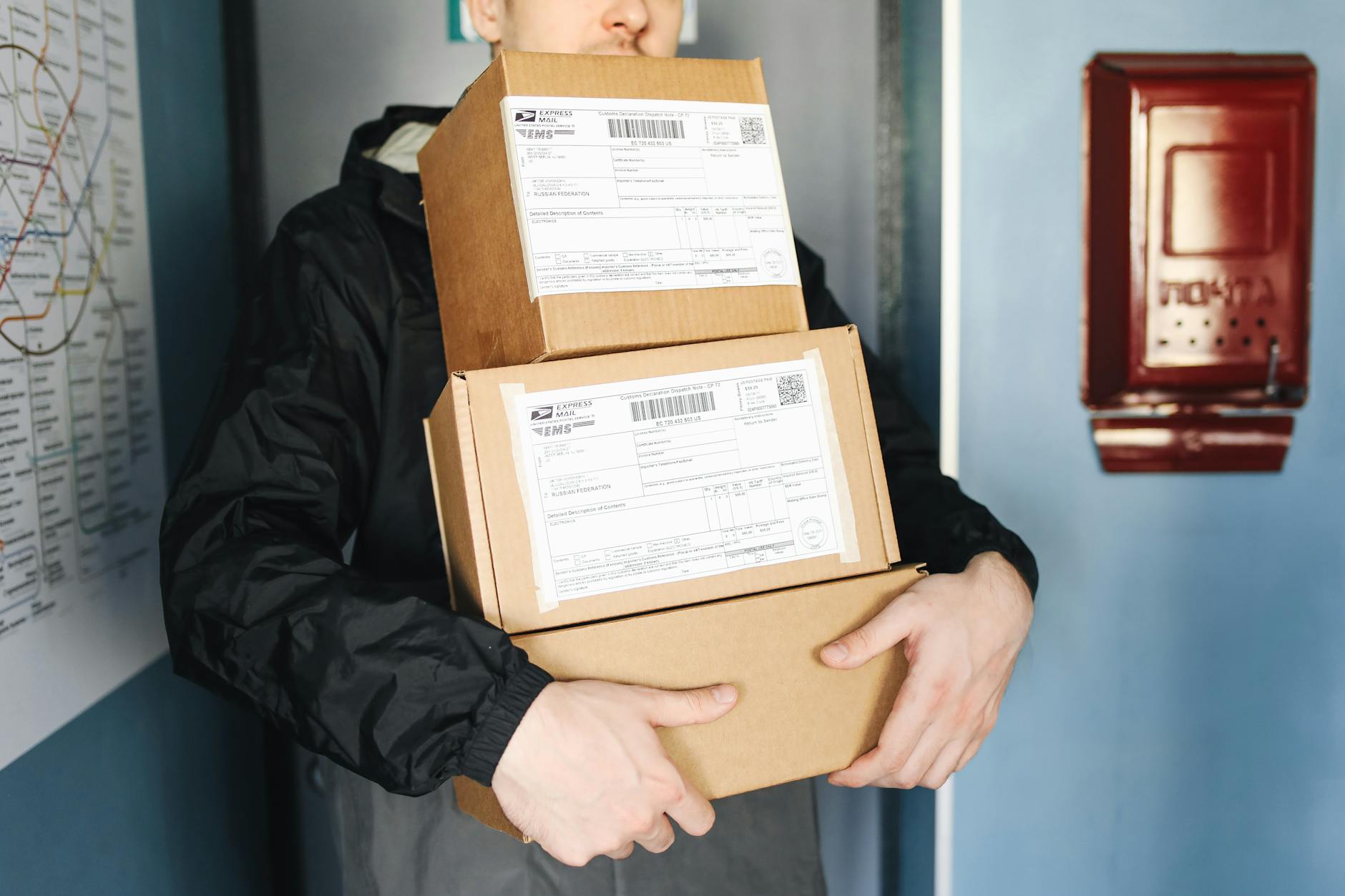 Kund försöker spåra förlorat paket på sin smartphone.