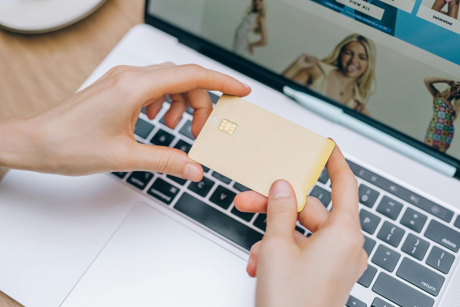 Person utför betalning online på en laptop via ett abonnemangsformulär