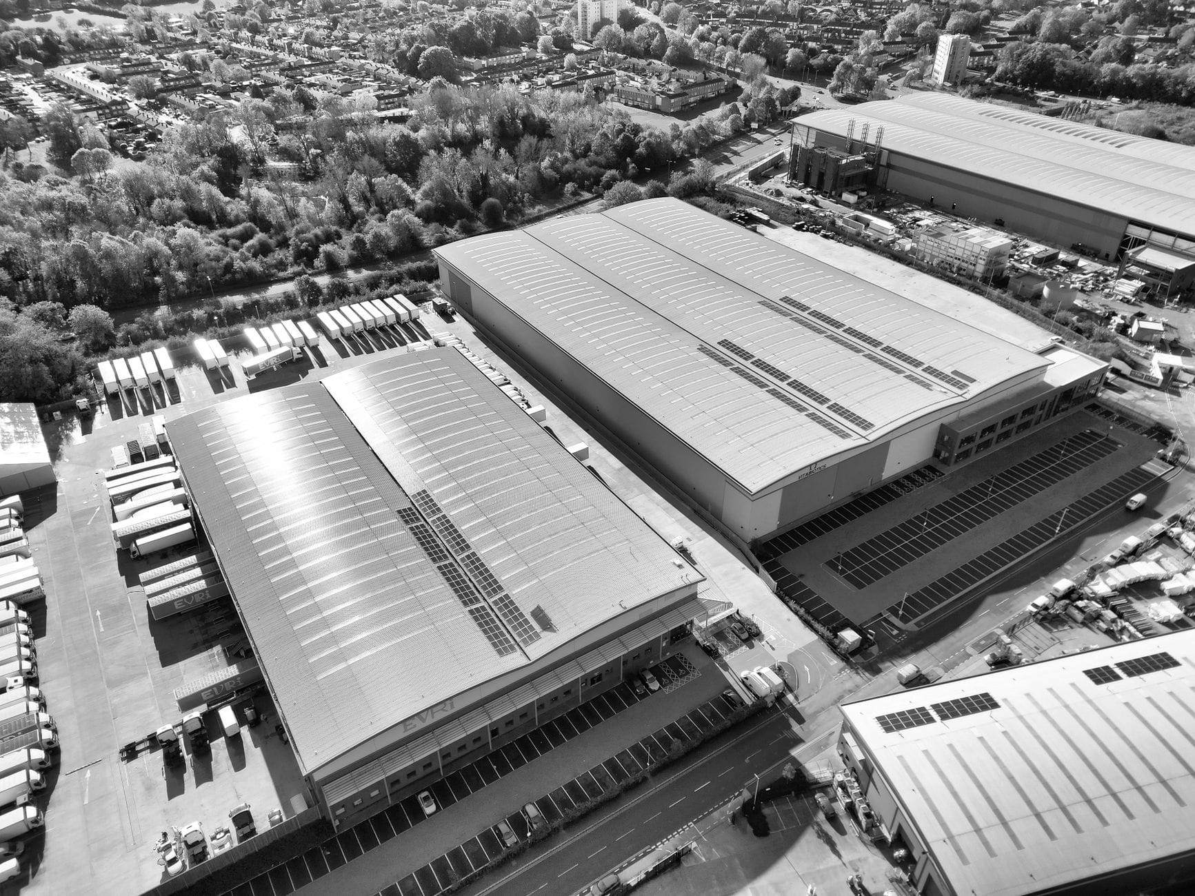 Grön distributionslastbil utanför ett logistiklager - hållbar e-handelslogistik