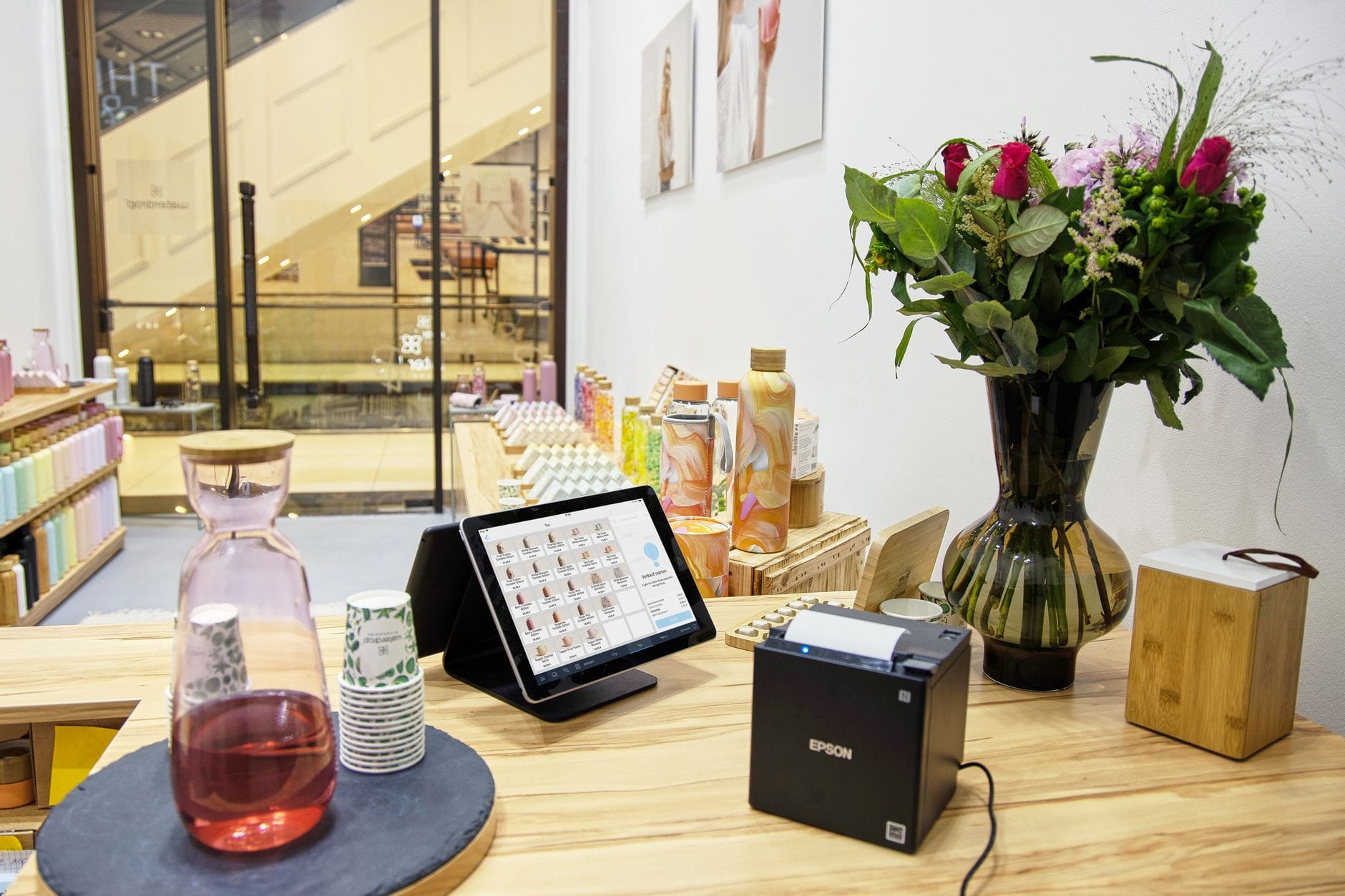 Kassasystem i butik visar meddelande om offline-läge på skärm