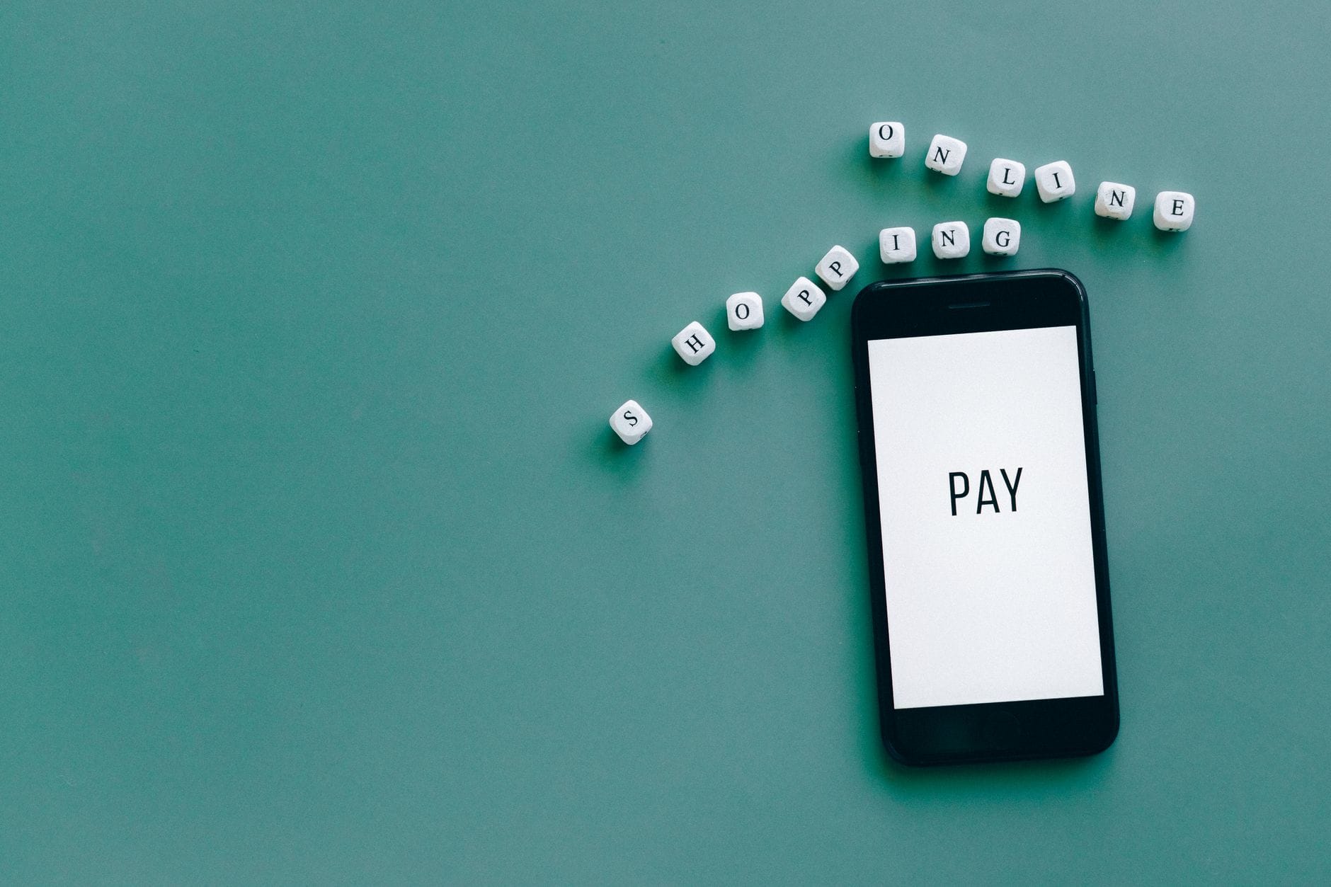 En person genomför ett köp i mobilen med Swish, Klarna och Apple Pay-ikoner synliga på skärmen