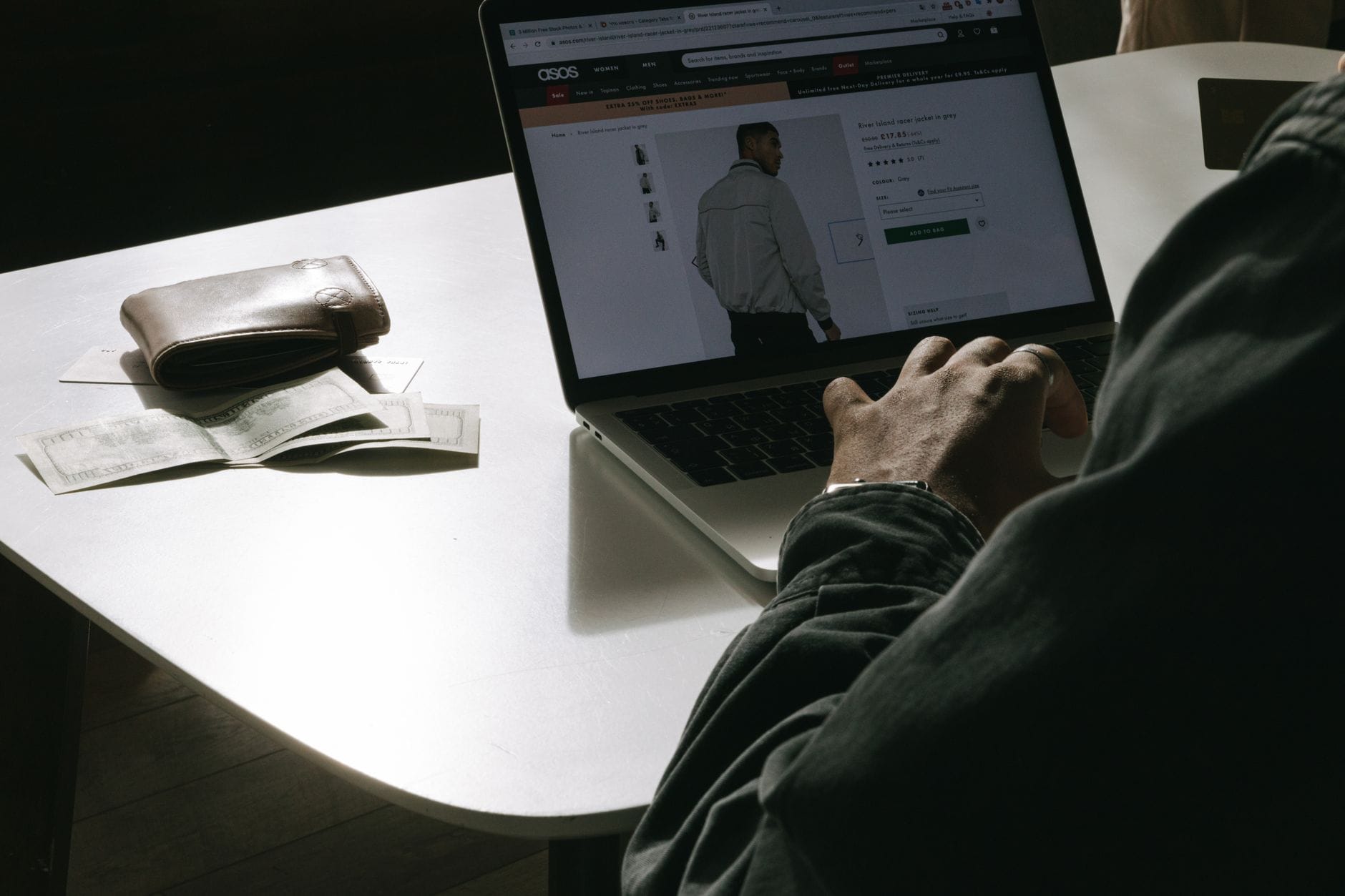 Kund använder digital portal för att registrera retur och skriva ut returetikett