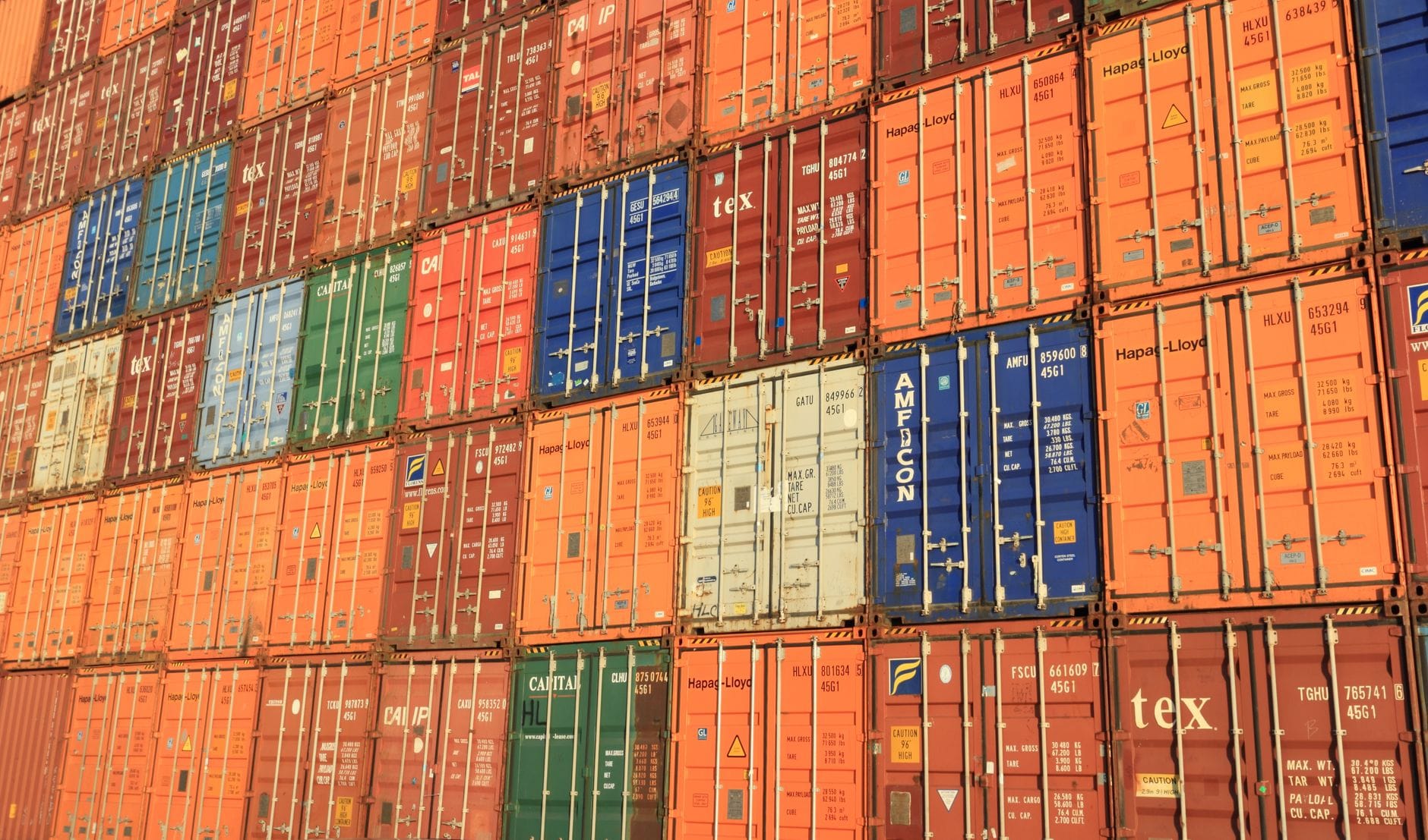 Logistiklager med exportvaror och tydliga transportförsäkringssymboler.