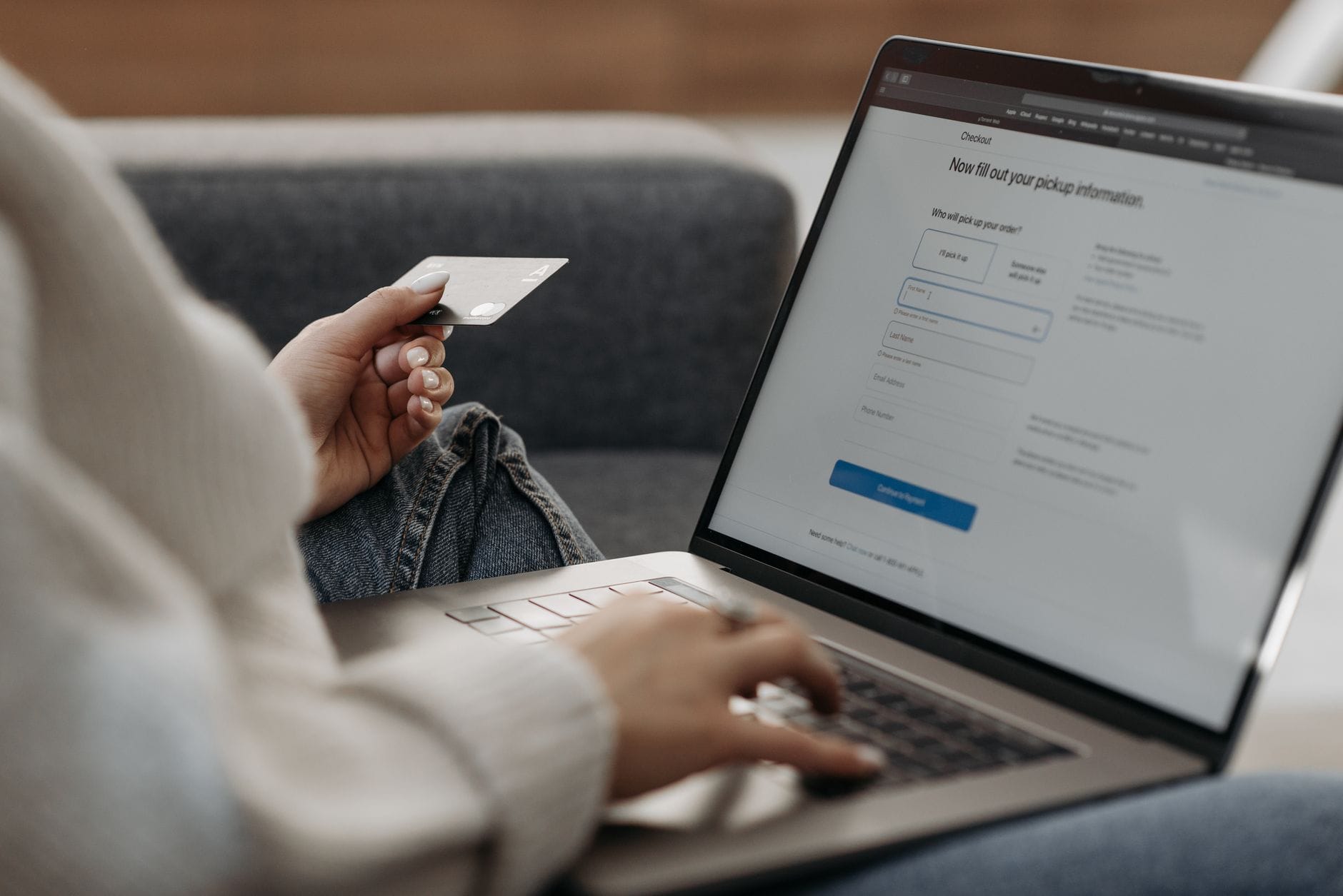 Illustration av ett optimerat checkout-flöde för e-handel med tydliga steg och flera betalalternativ.