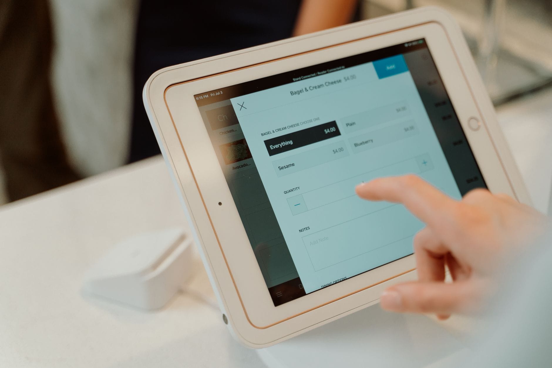 Visuell översikt: kassasystem synkroniseras med e-handelsplattform via digitalt gränssnitt, med pilflöden mellan dator och butikskassa.