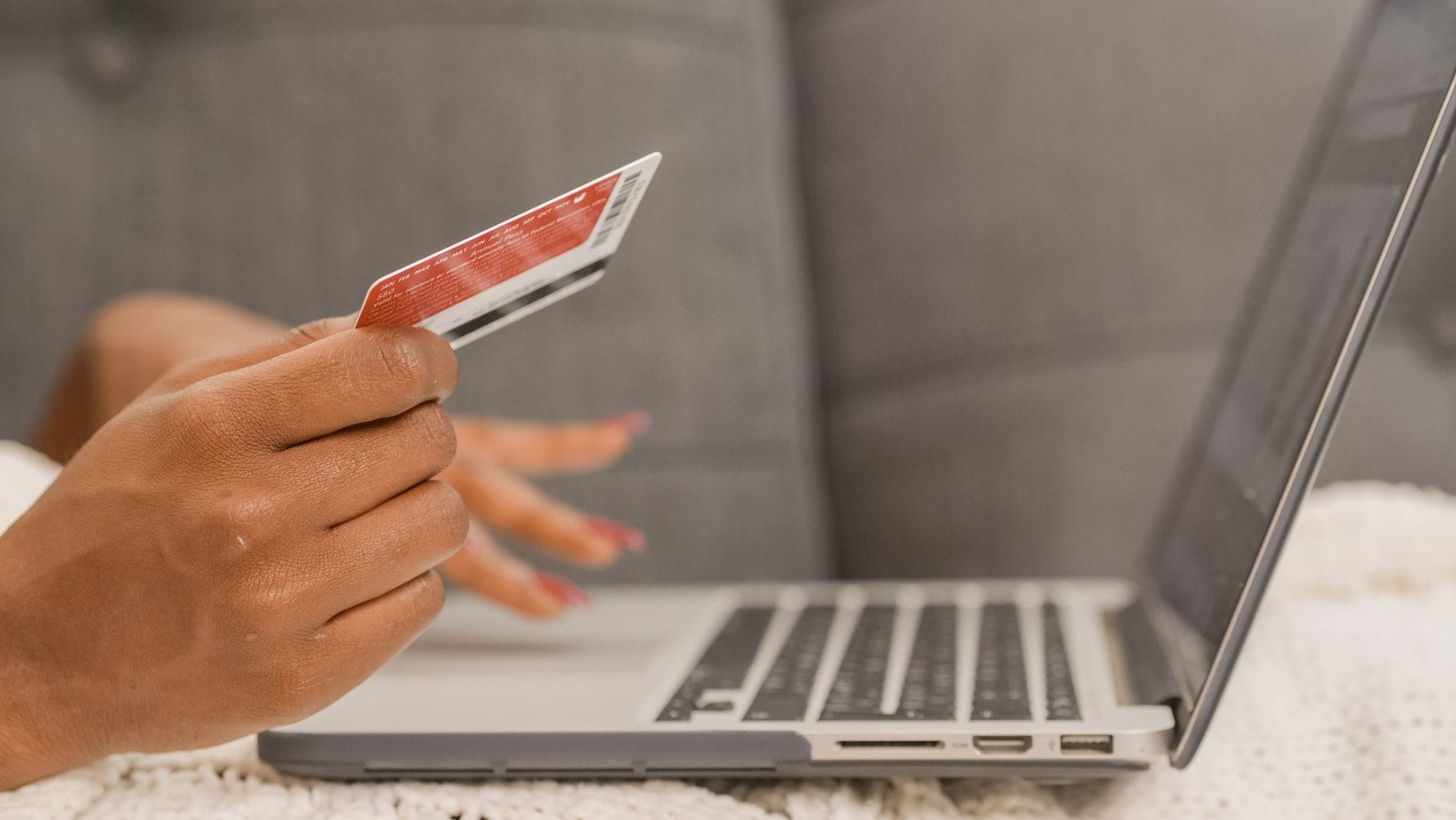 Butiksägare övervakar betalningar och dataskydd i e-handelssystemet
